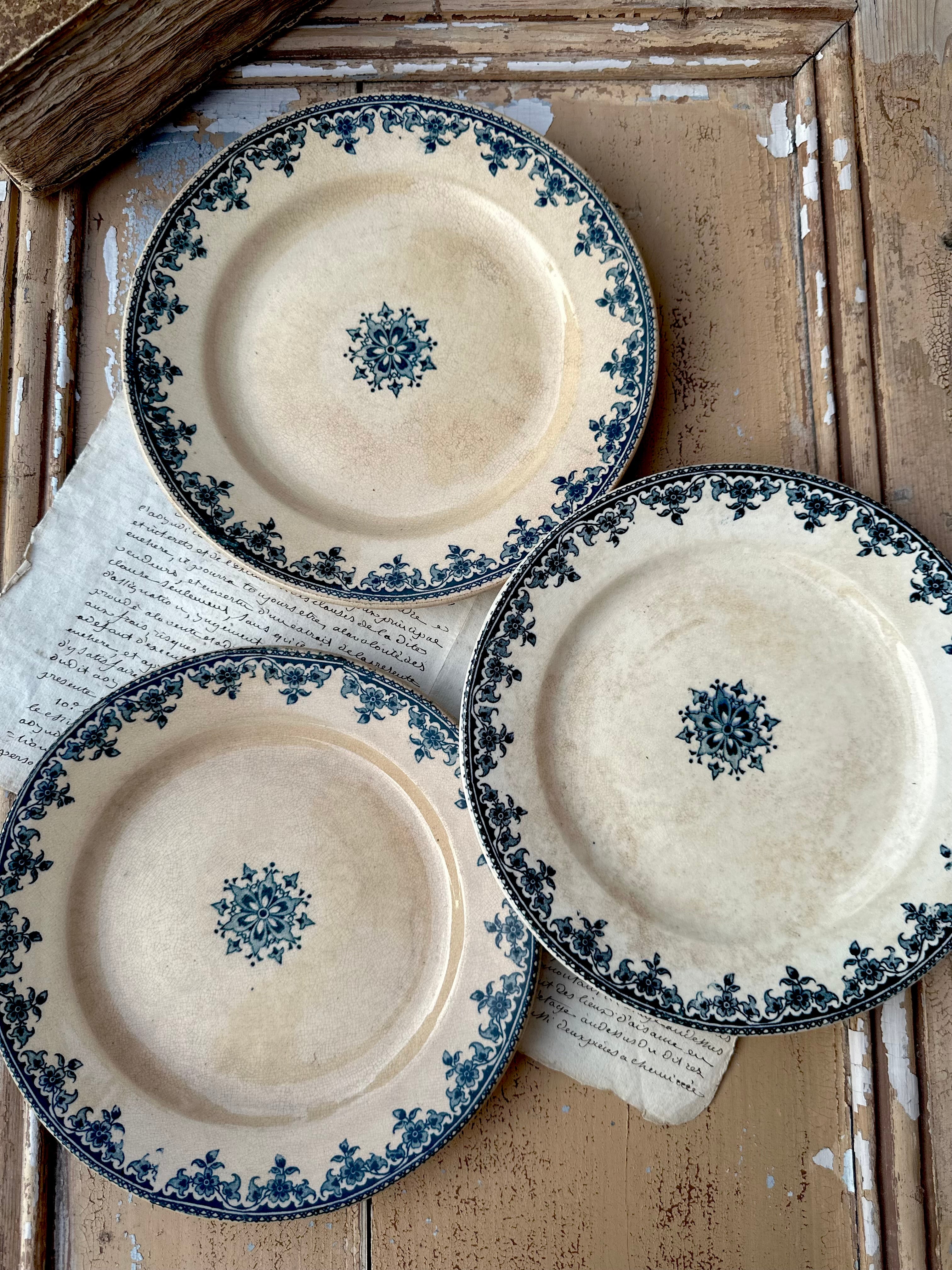 Lot de 3 assiettes plates patinées Choisy le Roi modèle modèle Gagny