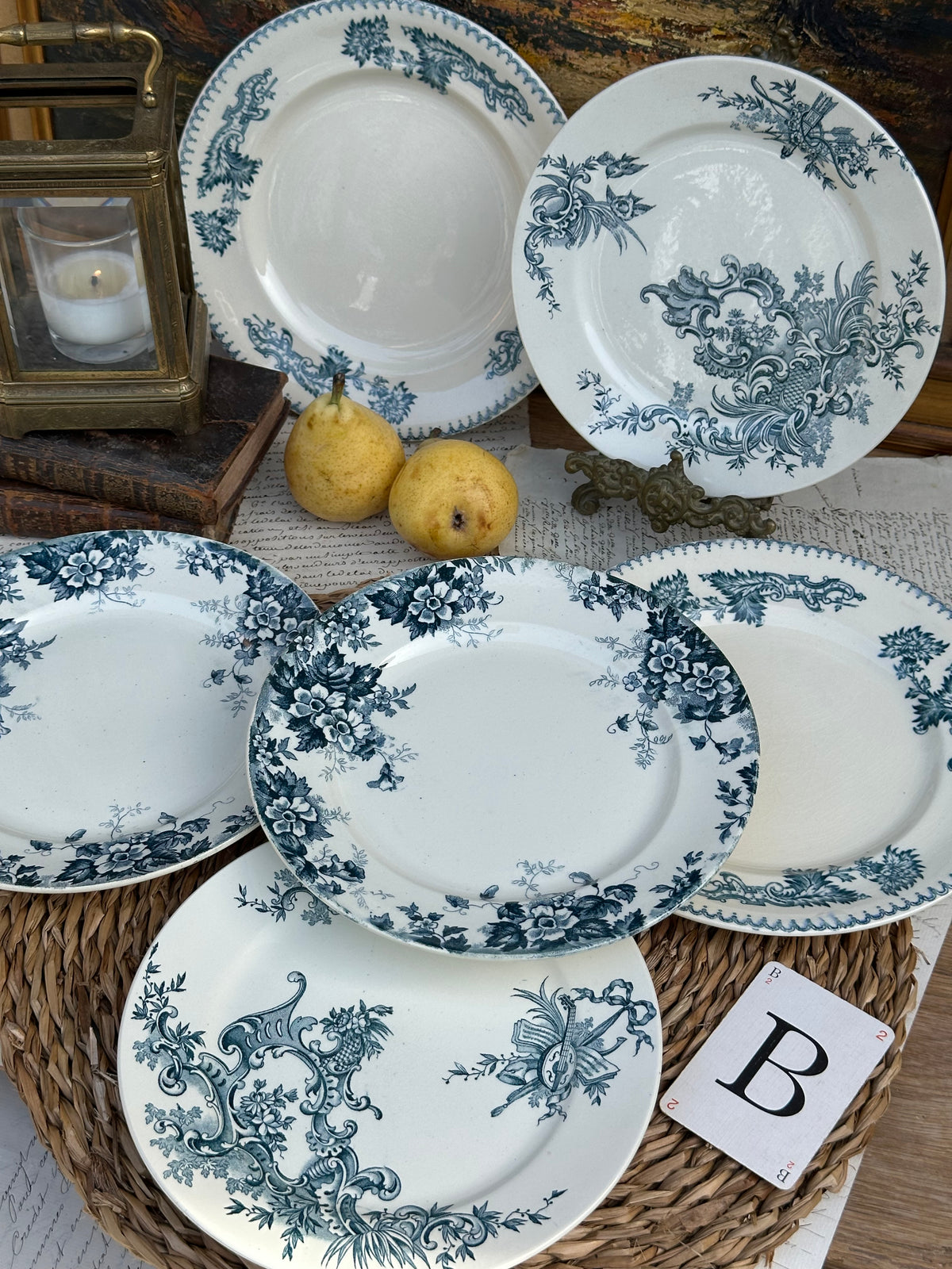 B. Suite de 6 assiettes à dessert dépareillées