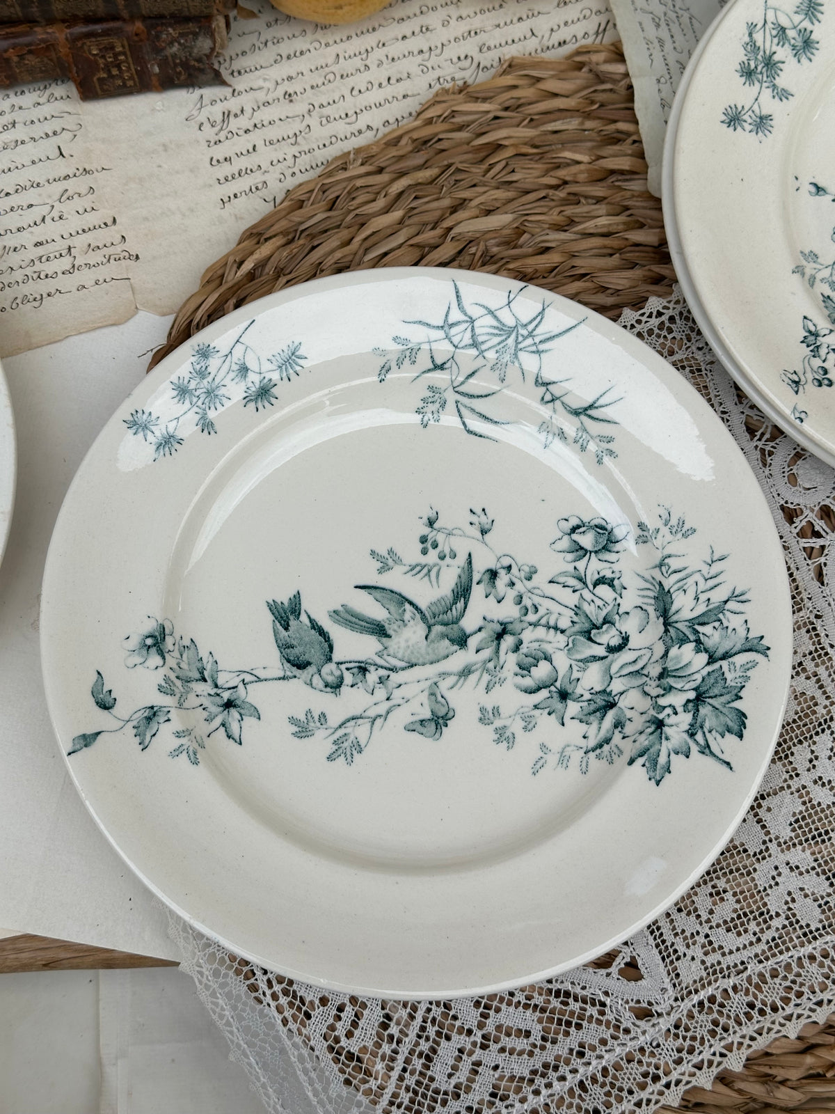 A. Suite de 6 assiettes à dessert Longwy modèle Mignon