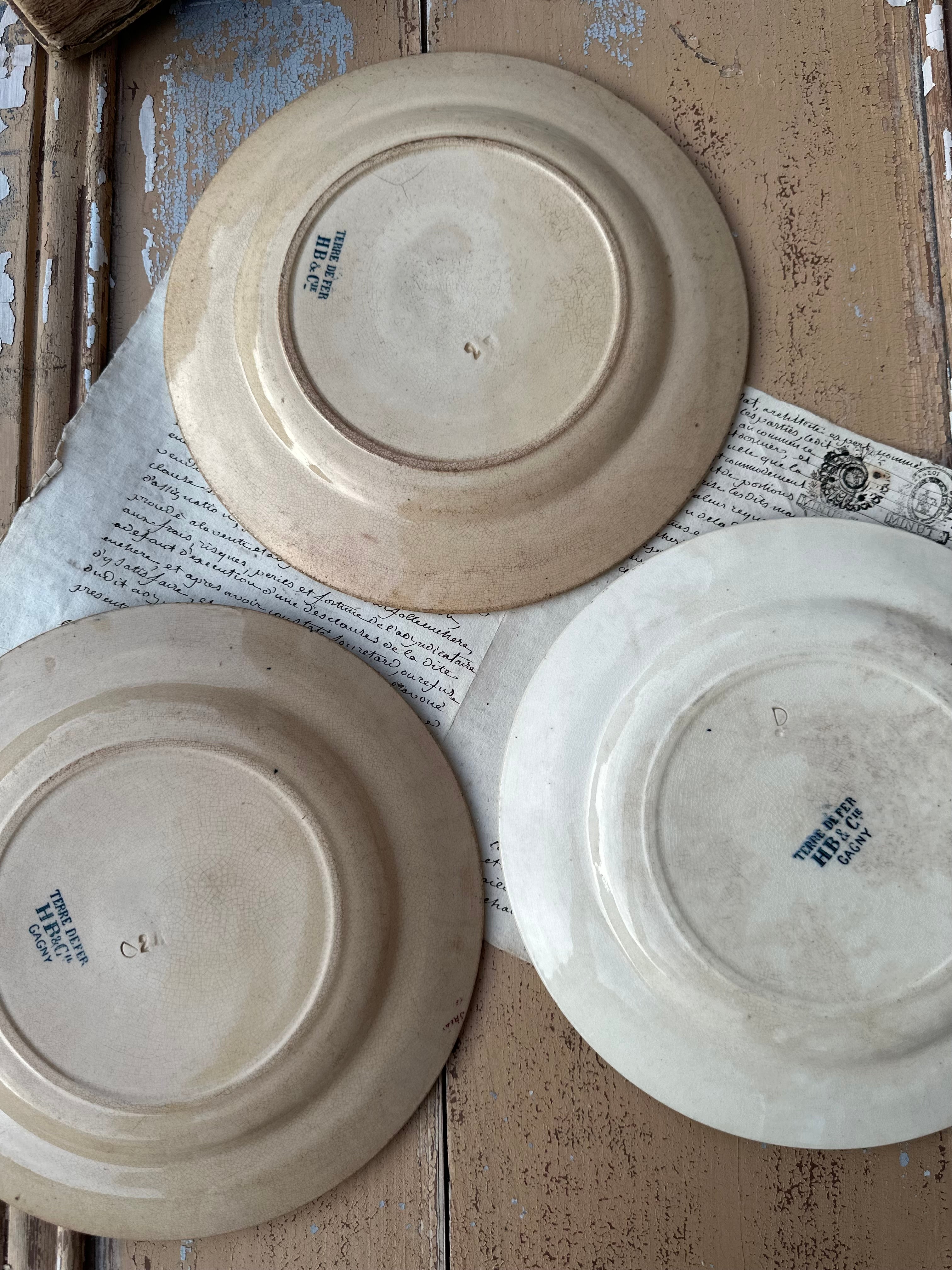 Lot de 3 assiettes plates patinées Choisy le Roi modèle modèle Gagny