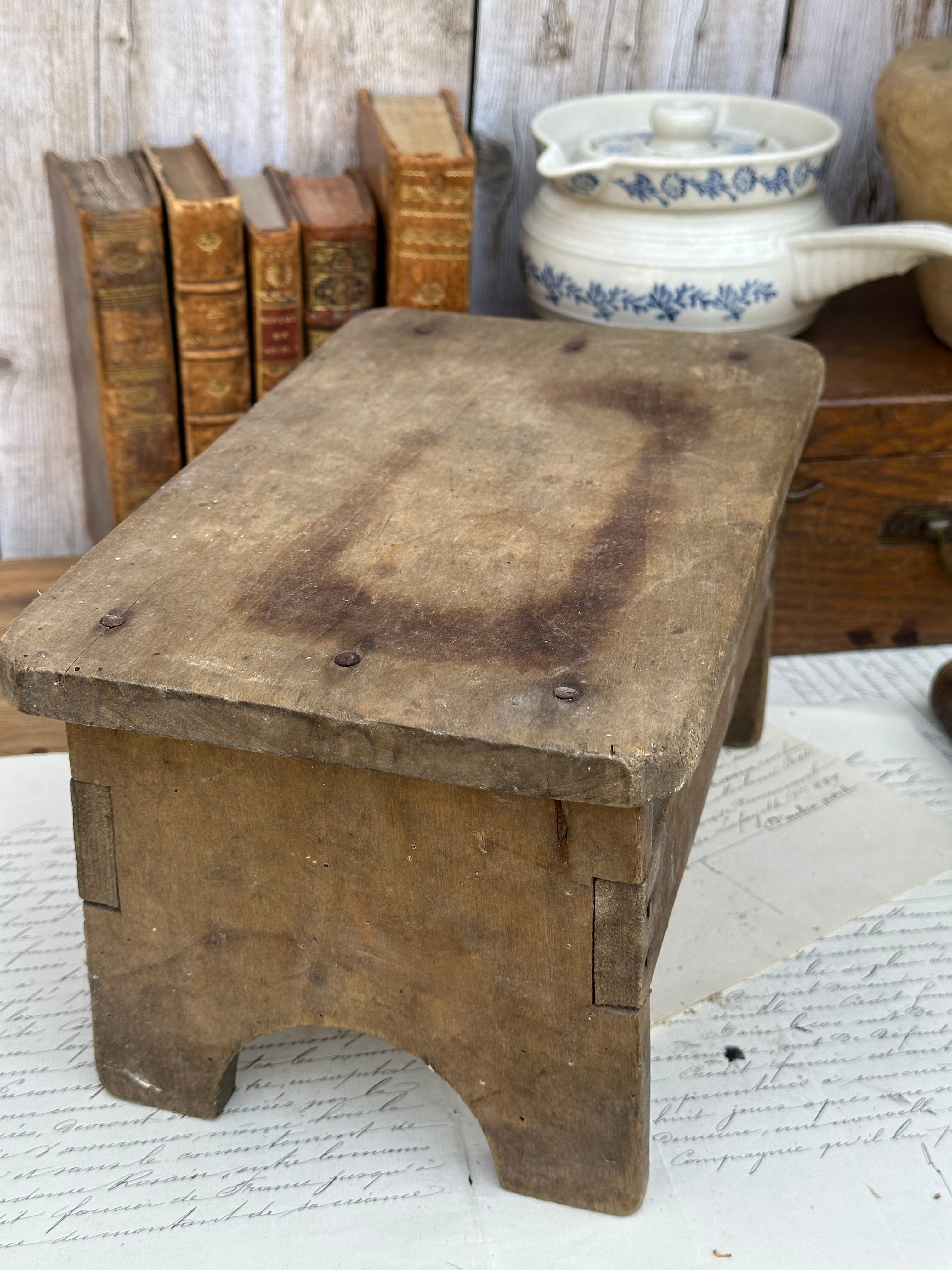 II. Petit tabouret ancien