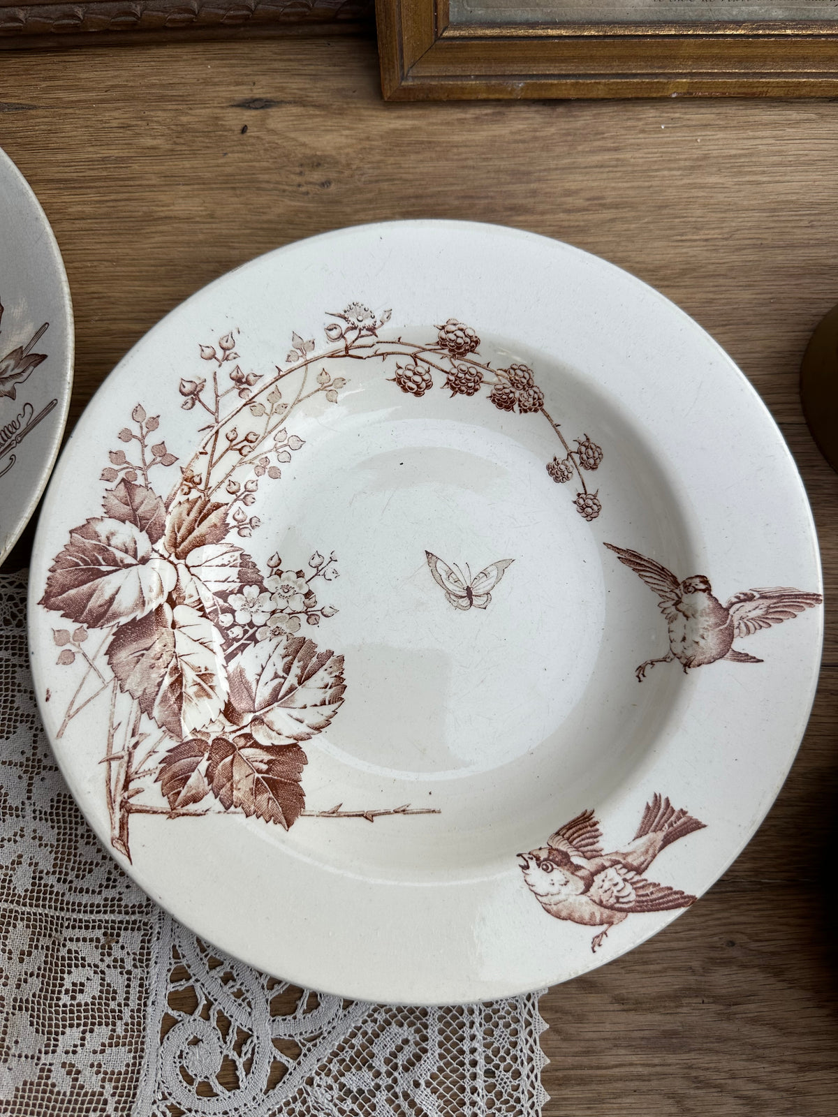 Quatre assiettes dépareillées marrons