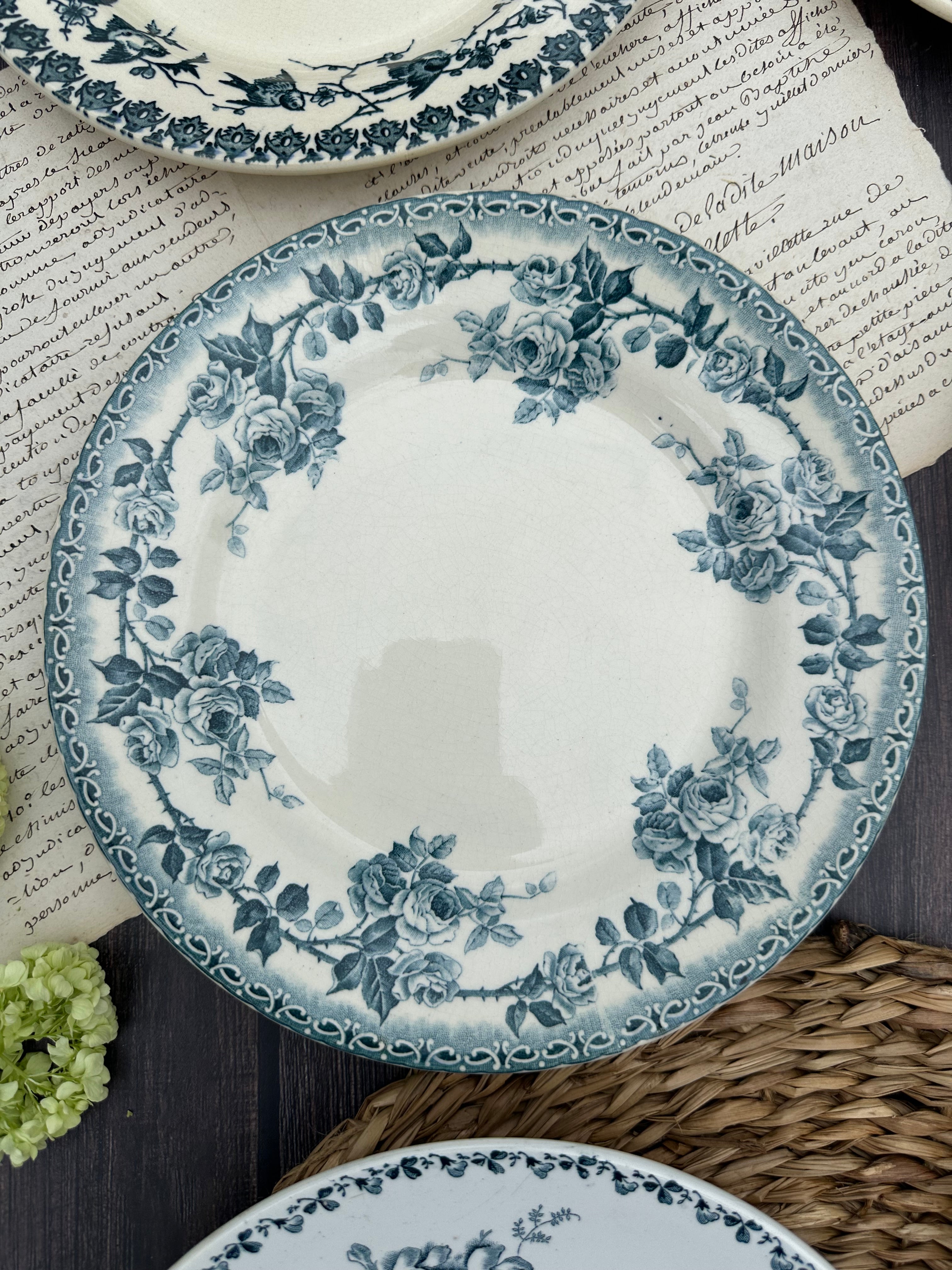 III. Suite de 6 assiettes plates terre de fer dépareillées