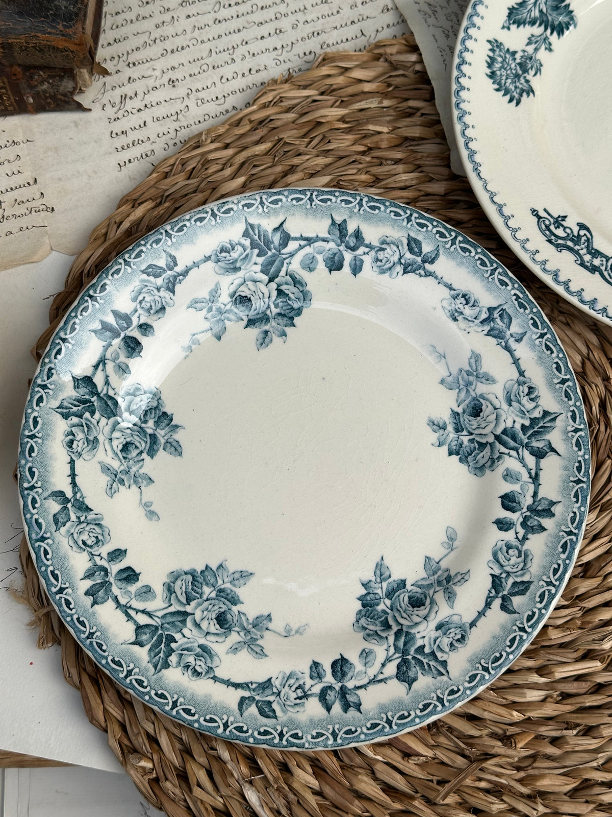 A. Suite de 6 assiettes à dessert dépareillées
