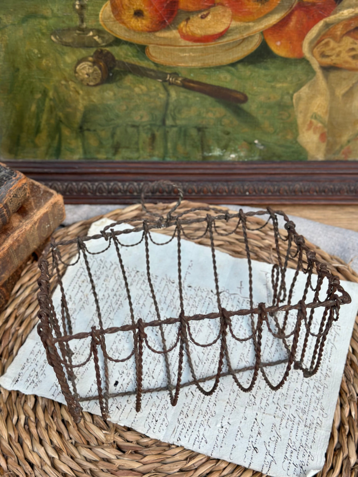 Petit panier ancien en fil de fer torsadé