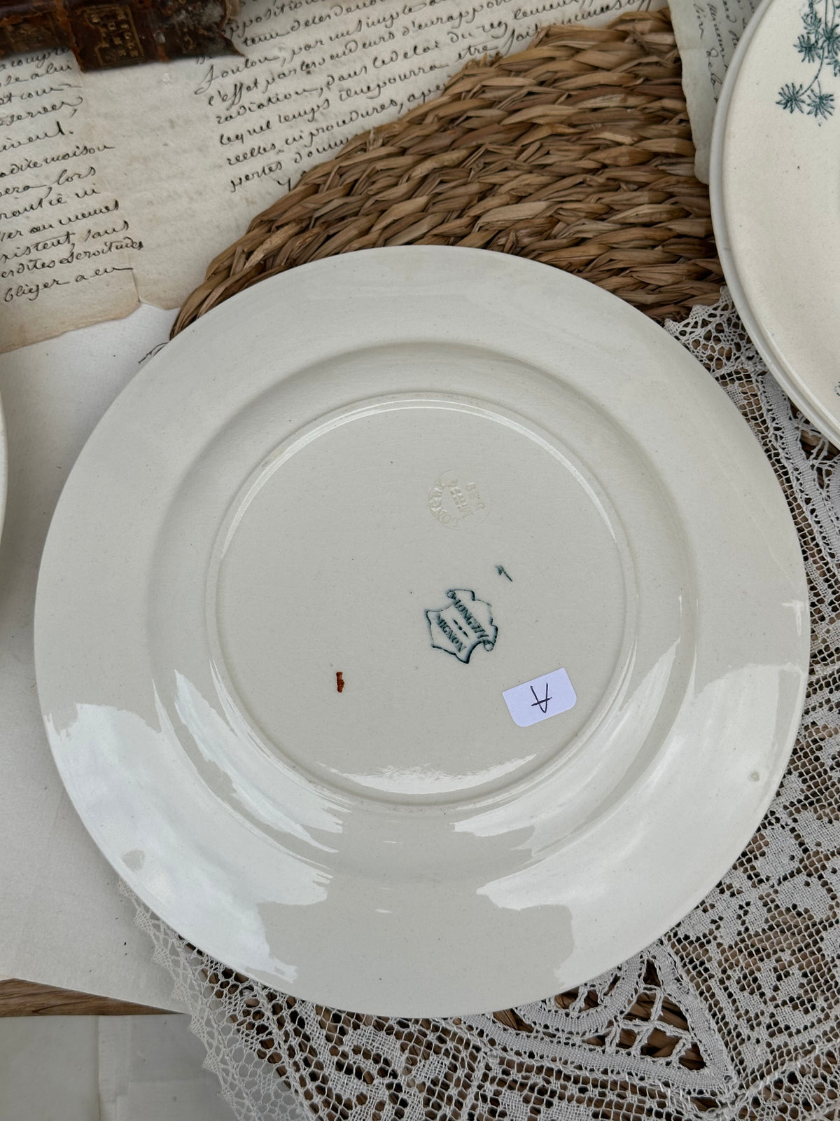 A. Suite de 6 assiettes à dessert Longwy modèle Mignon