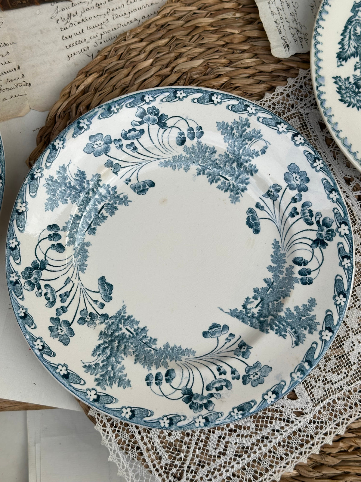 C. Suite de 6 assiettes à dessert dépareillées