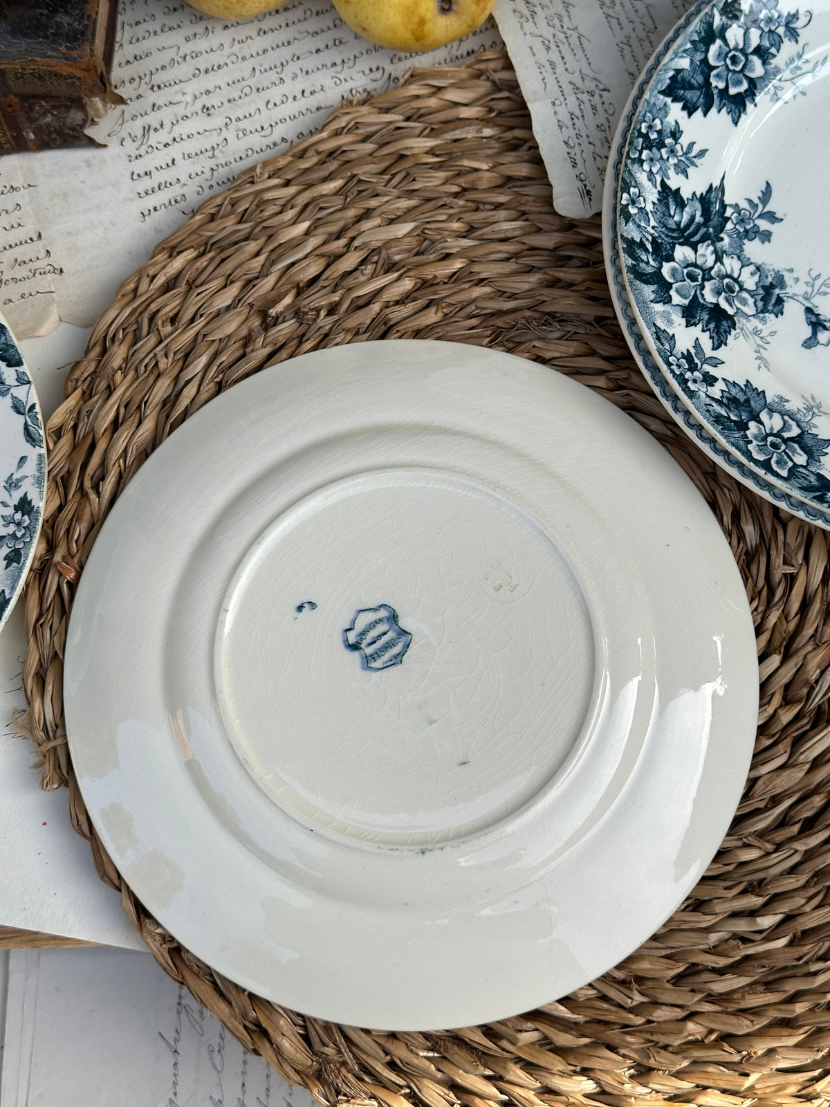 B. Suite de 6 assiettes à dessert dépareillées