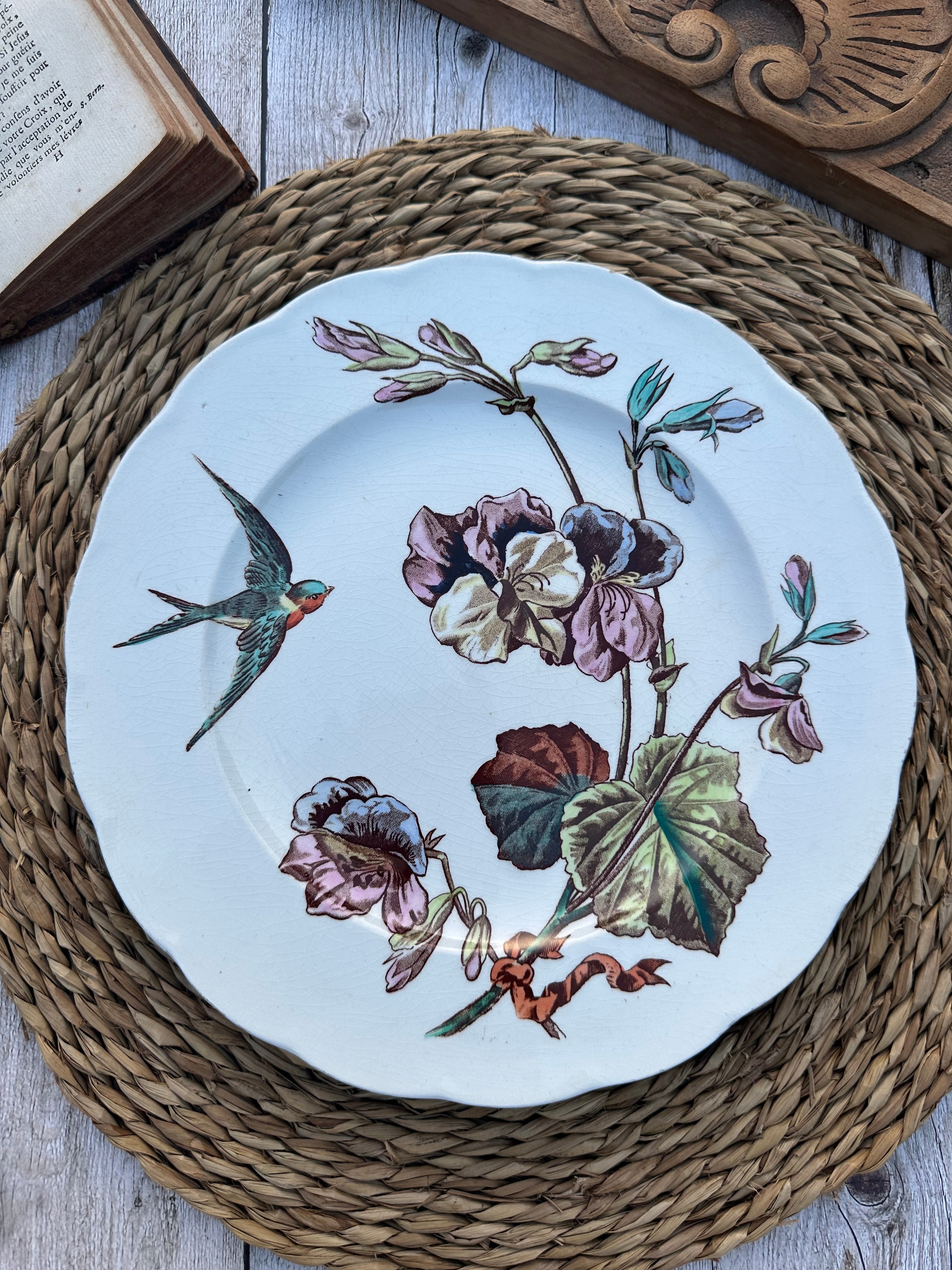II. Assiette polychrome Heathcote Bone modèle Kensington