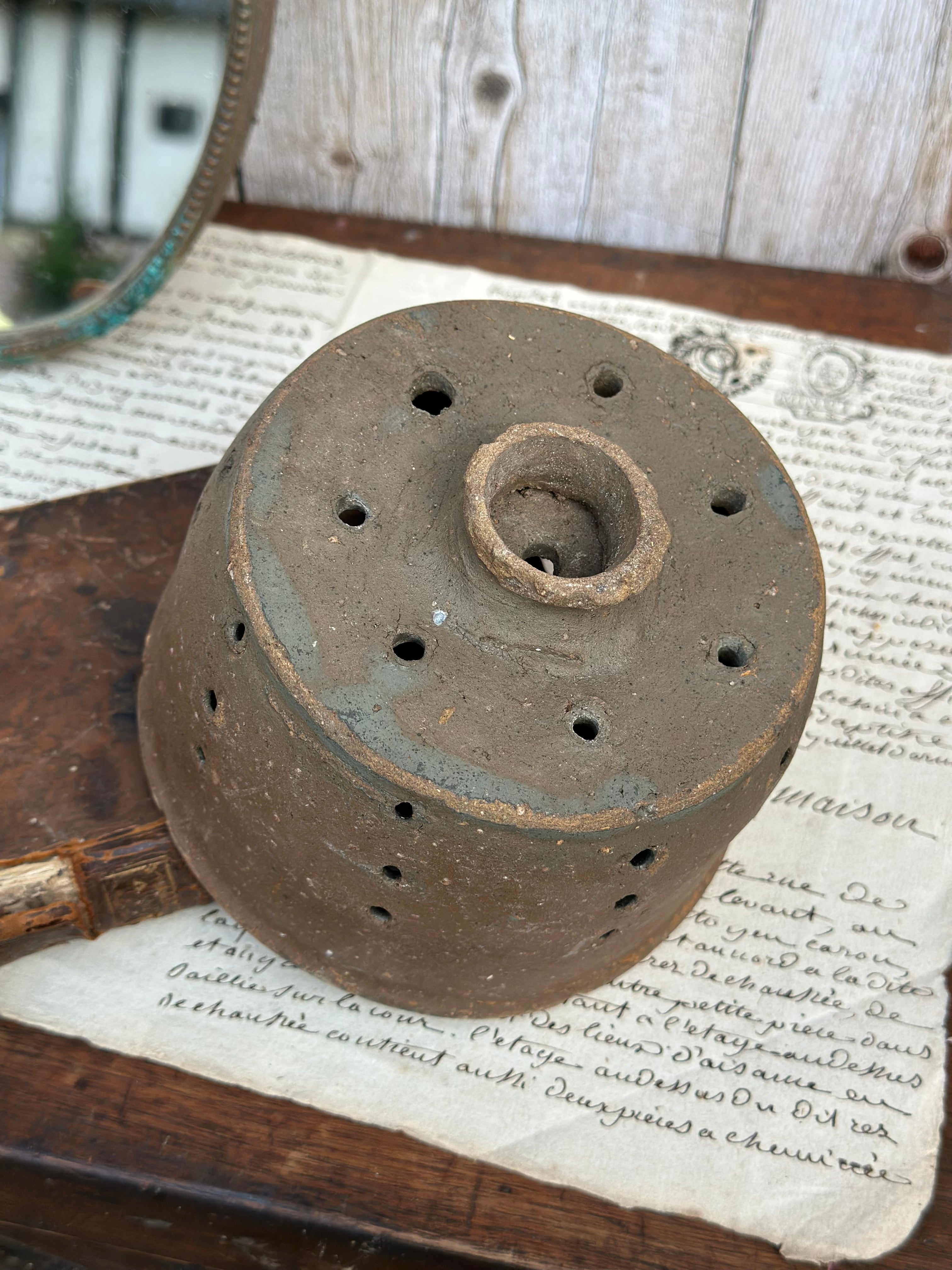 Faisselle ancienne sur pied