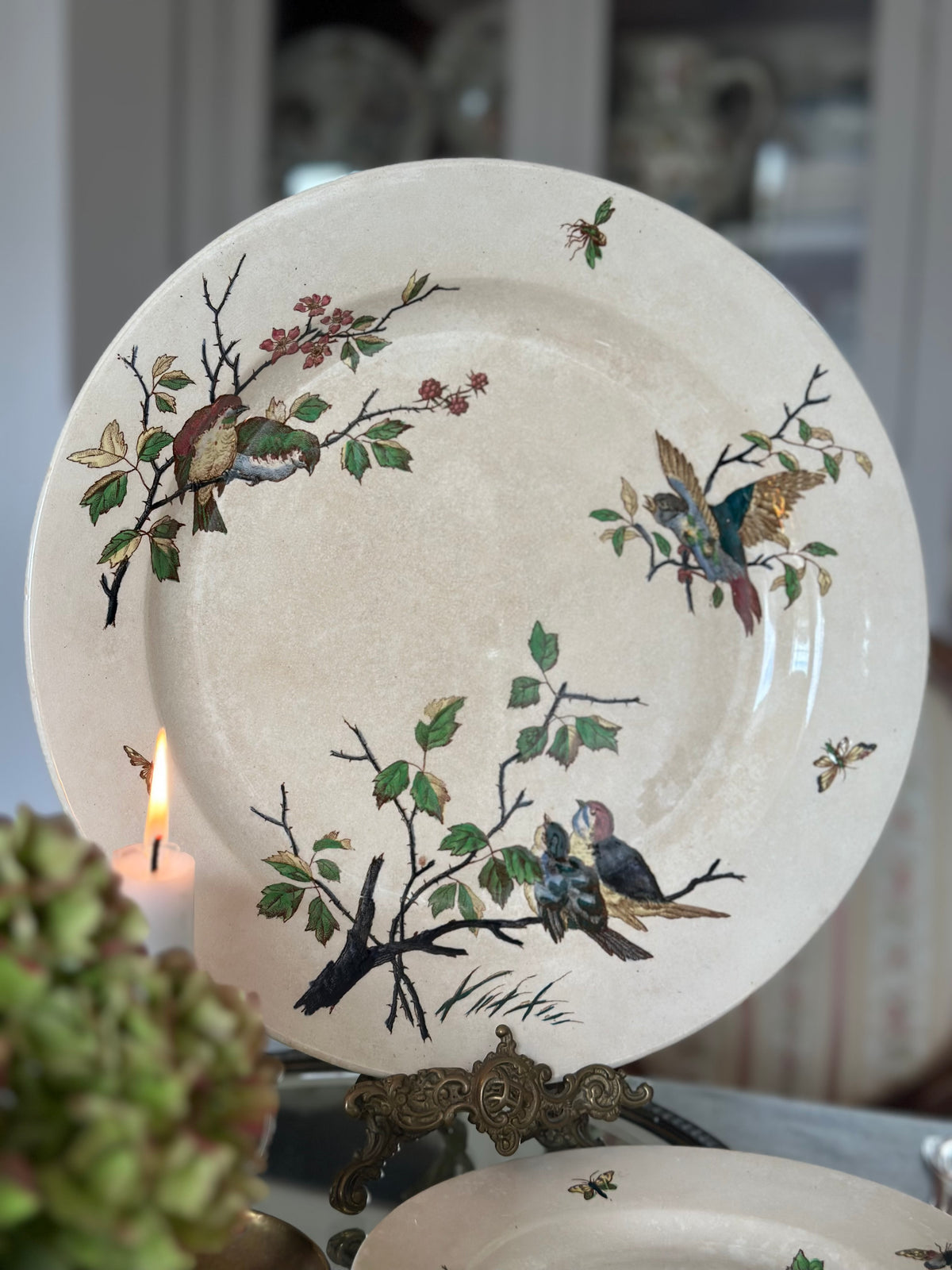 Grand plat rond polychrome B F K modèle Chanteurs