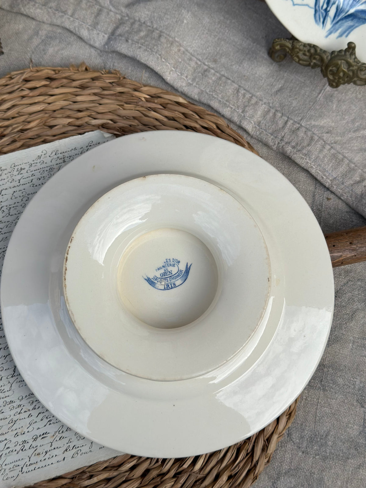 Small Gien Iris model pedestal