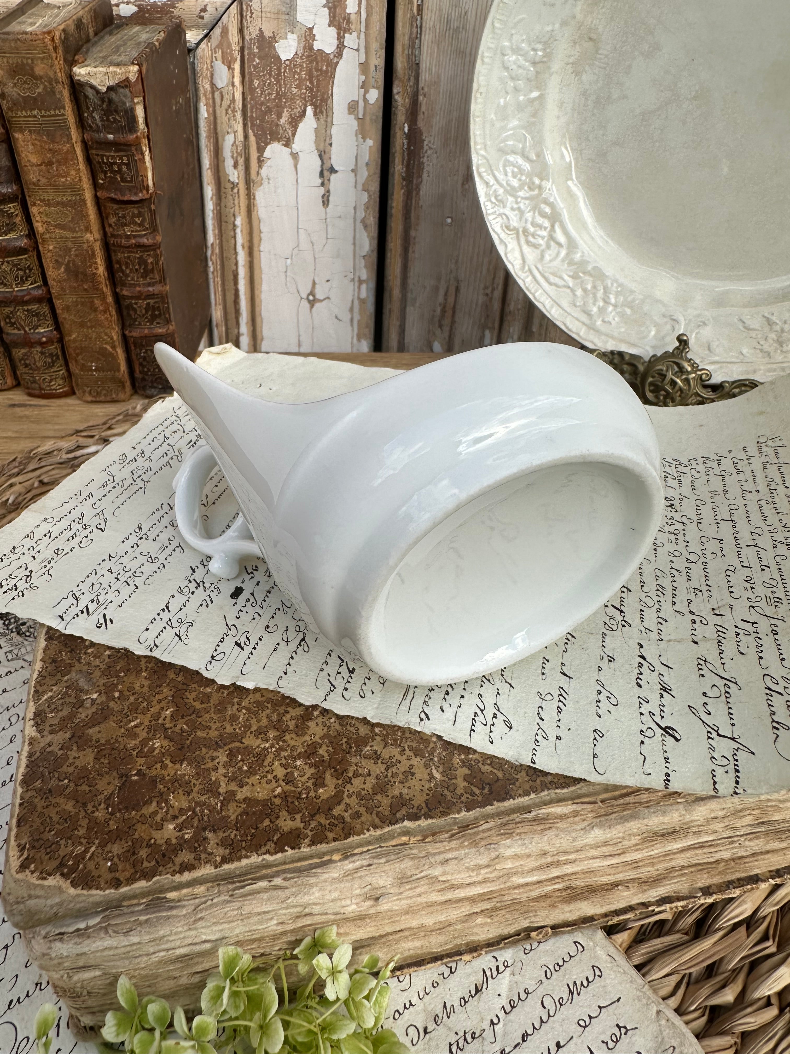 Porcelain trembleuse saucer