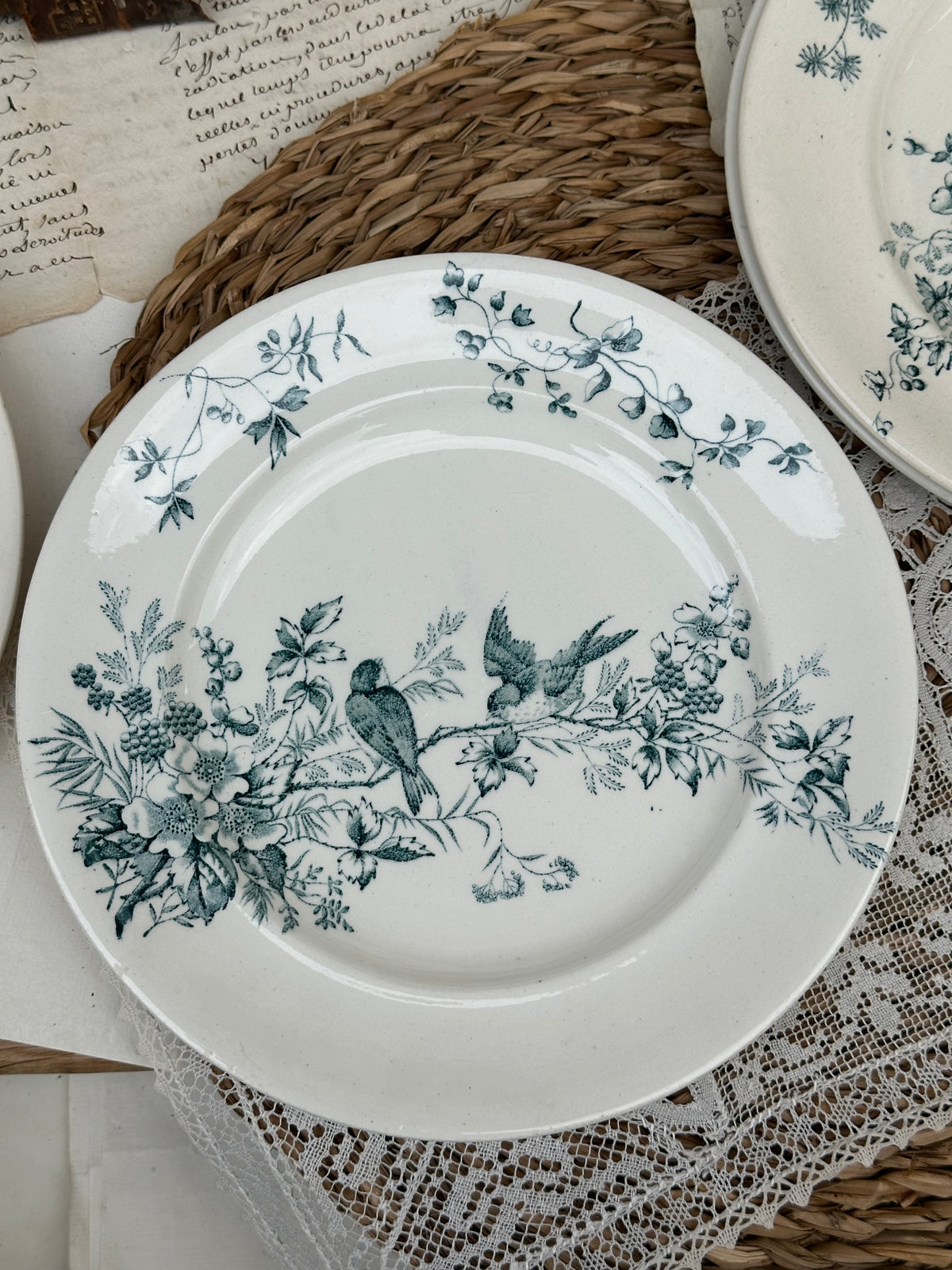 A. Suite de 6 assiettes à dessert Longwy modèle Mignon