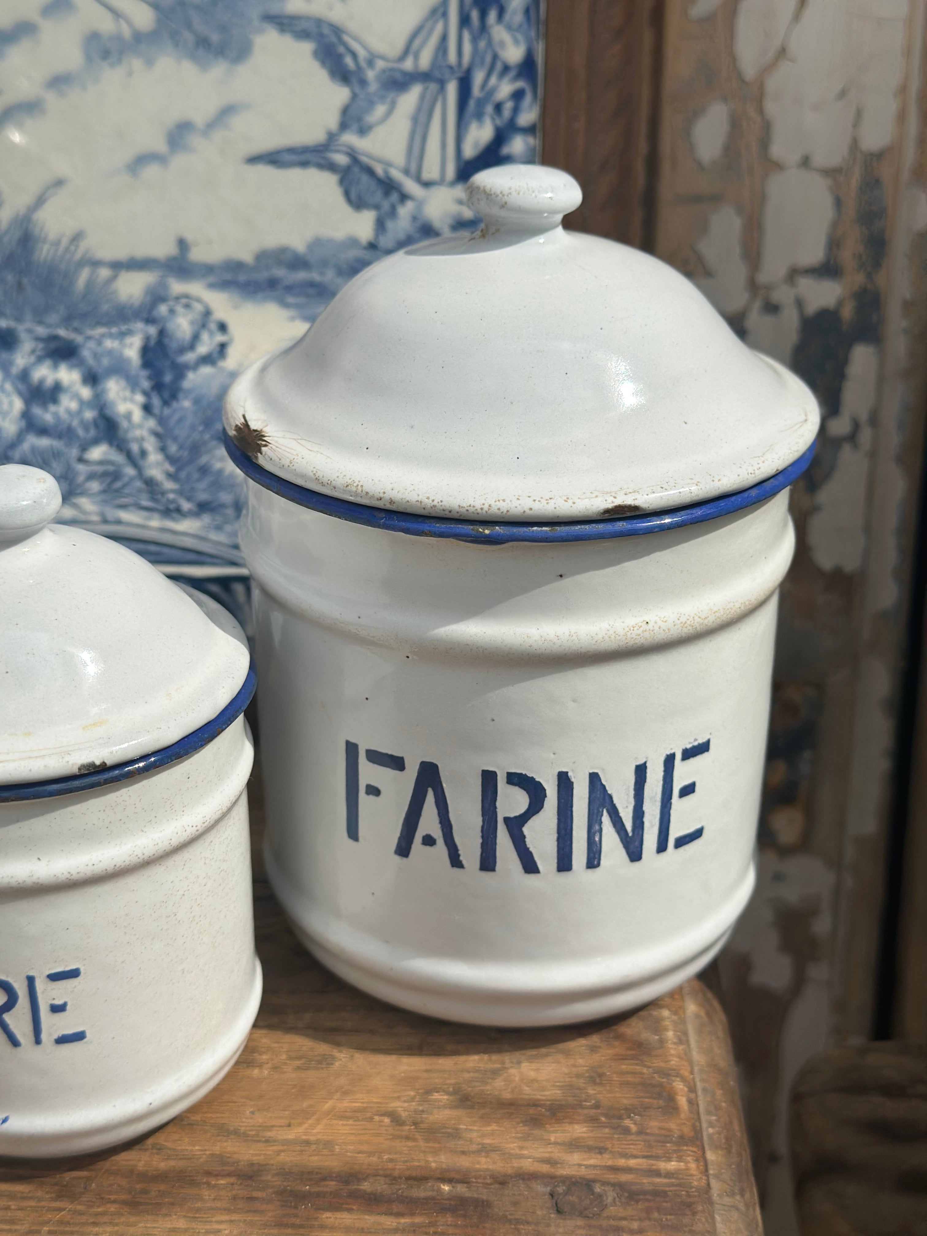 Suite de 5 pots à épices en métal