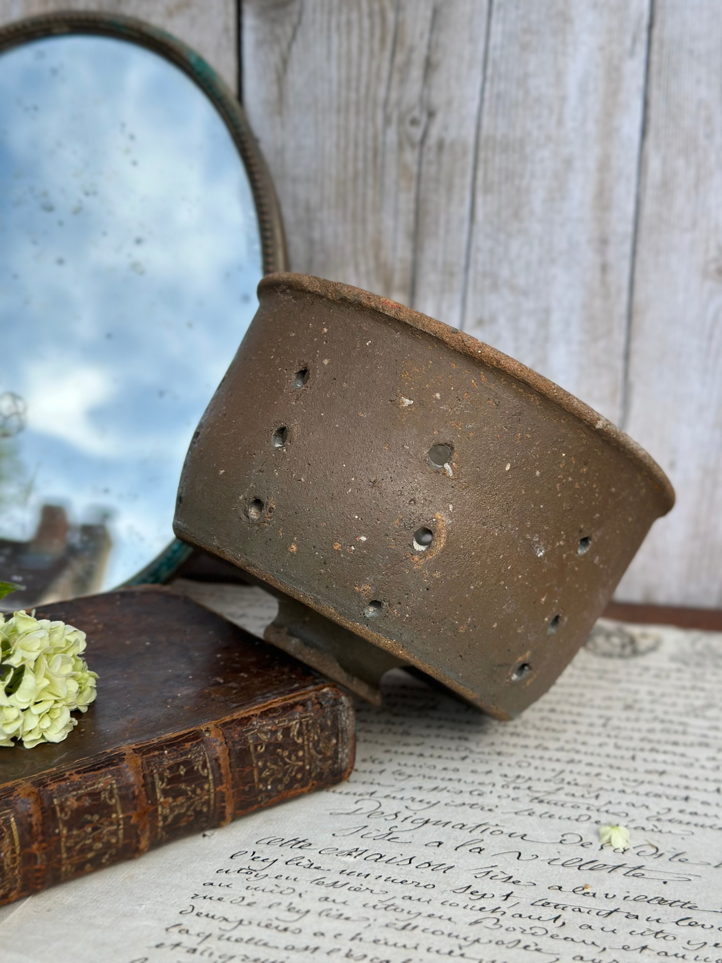 Faisselle ancienne sur pied