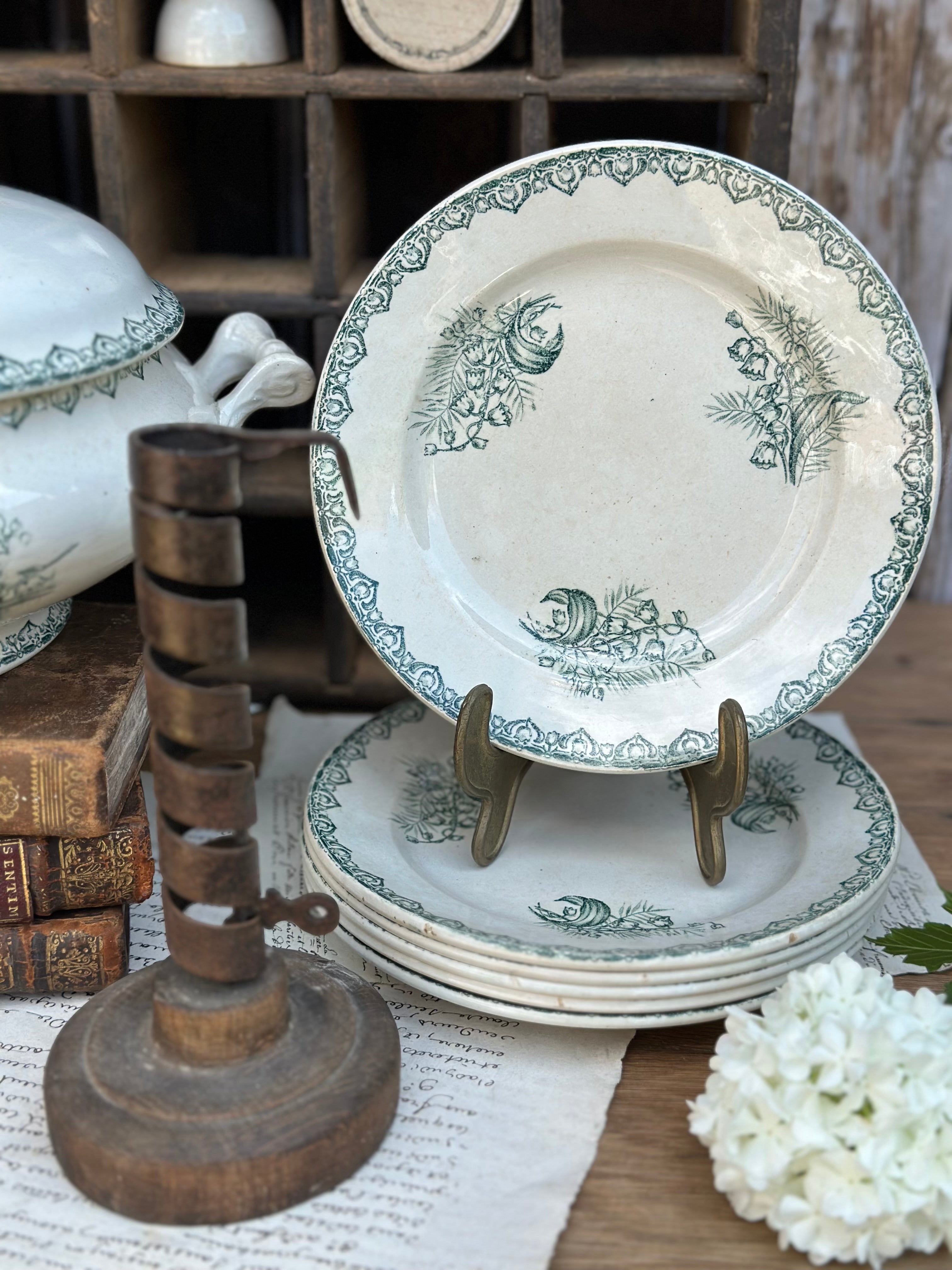 Suite de 7 assiettes à dessert terre de fer St. Amand modèle Muguet