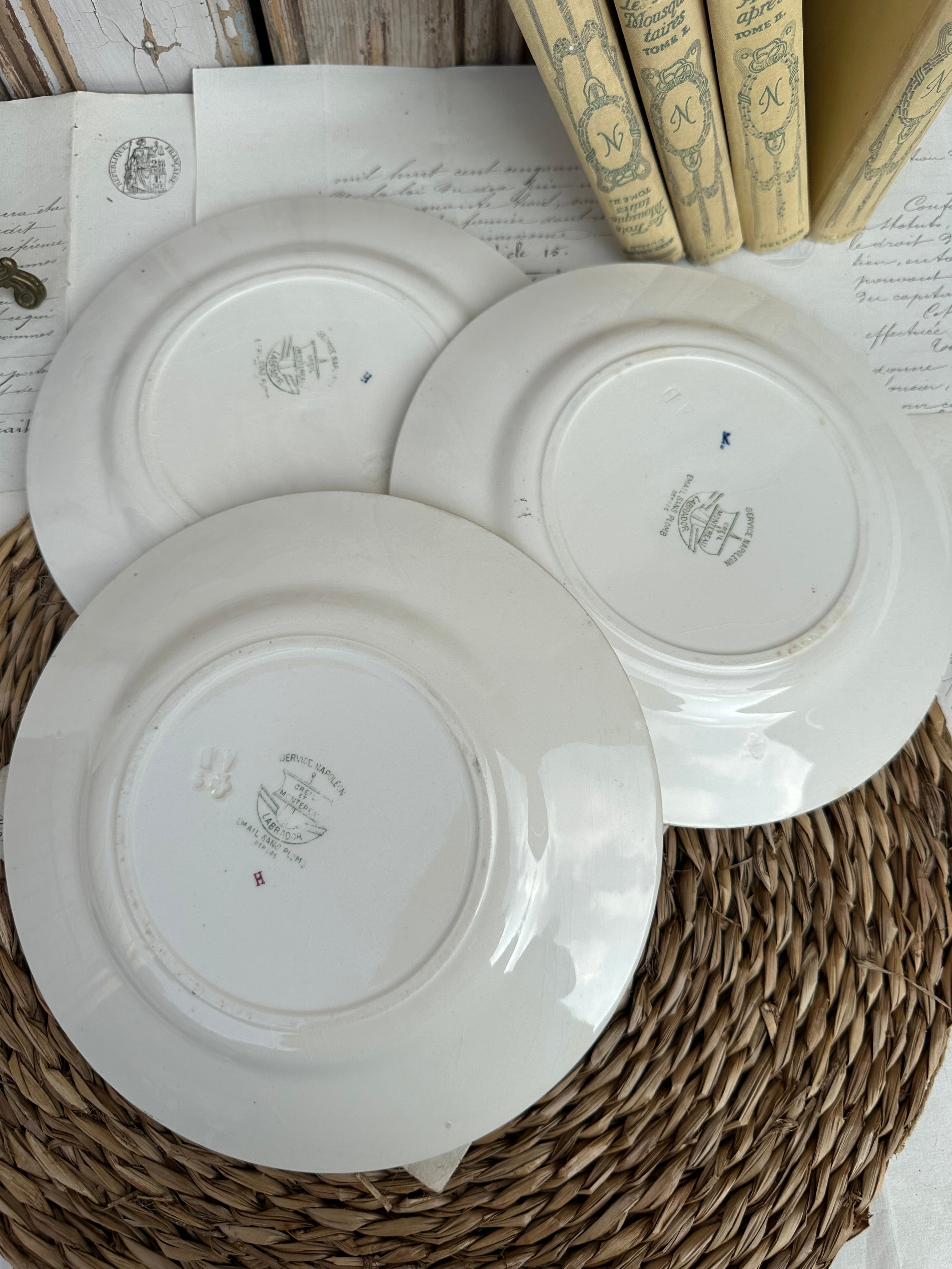 Trois assiettes à dessert Creil et Montereau service Napoléon