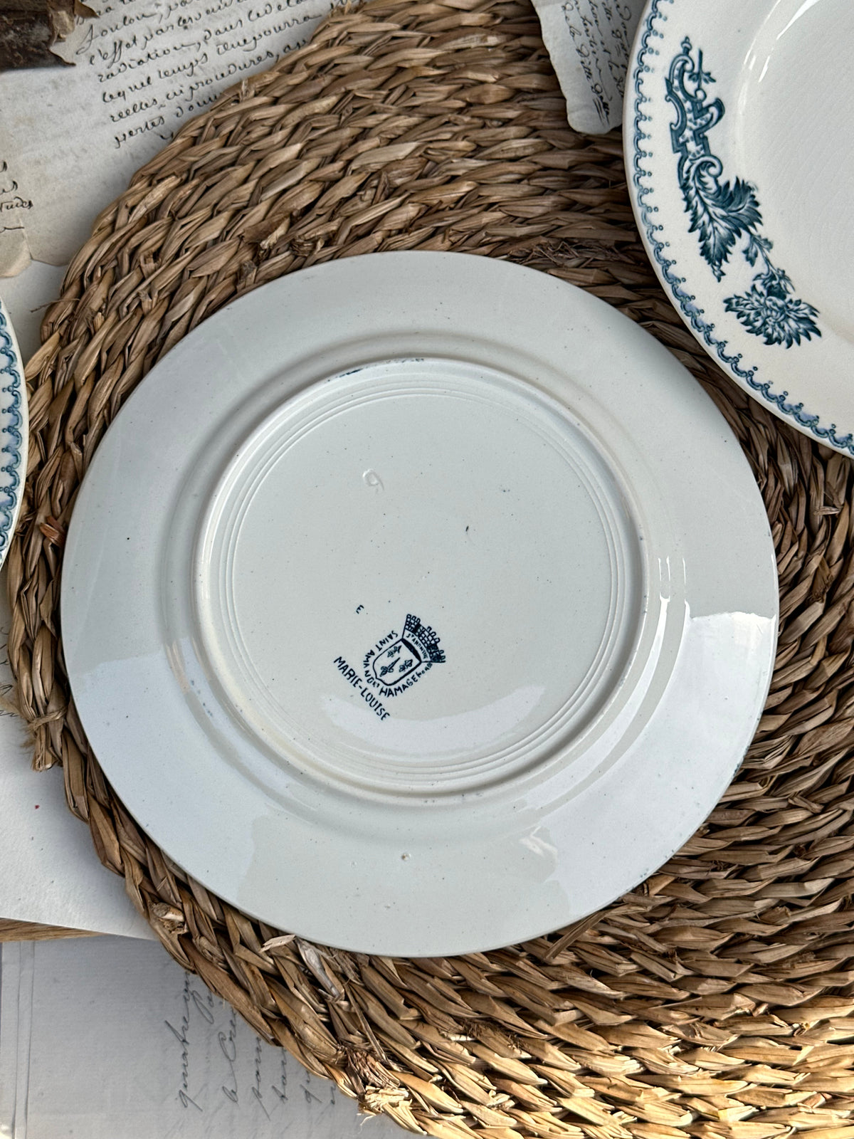 B. Suite de 6 assiettes à dessert dépareillées