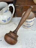 Pilon ancien en bois
