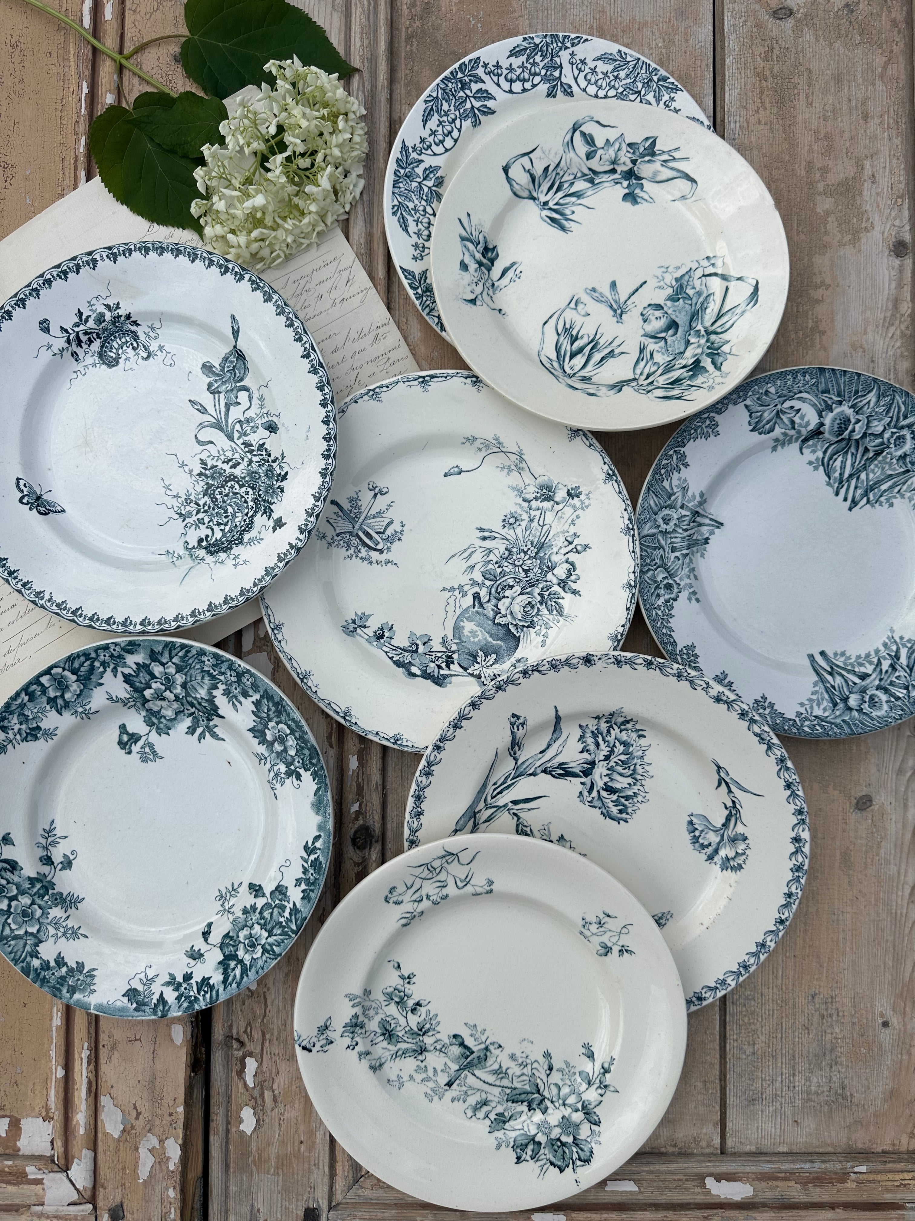 I. Set of 8 assorted dinner plates