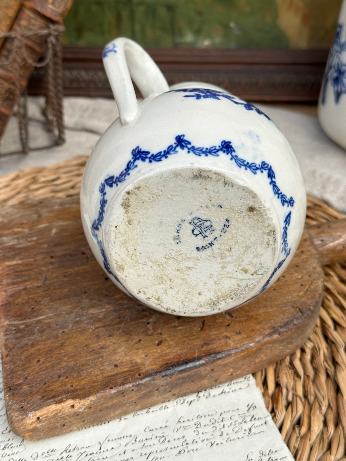 St. Uze pot with handle