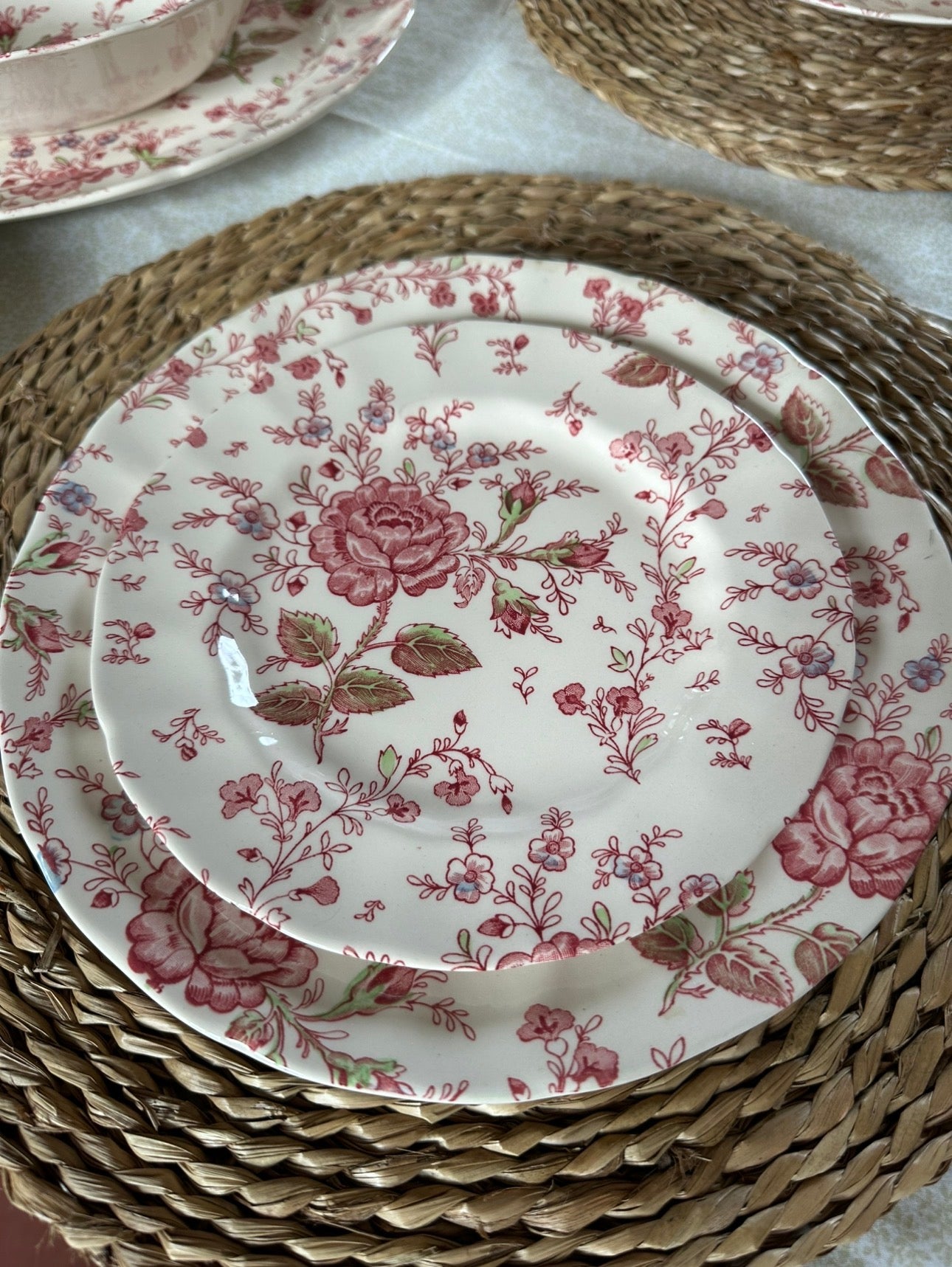 Suite de 6 assiettes à dessert Johnson Bros modèle Rose Chintz