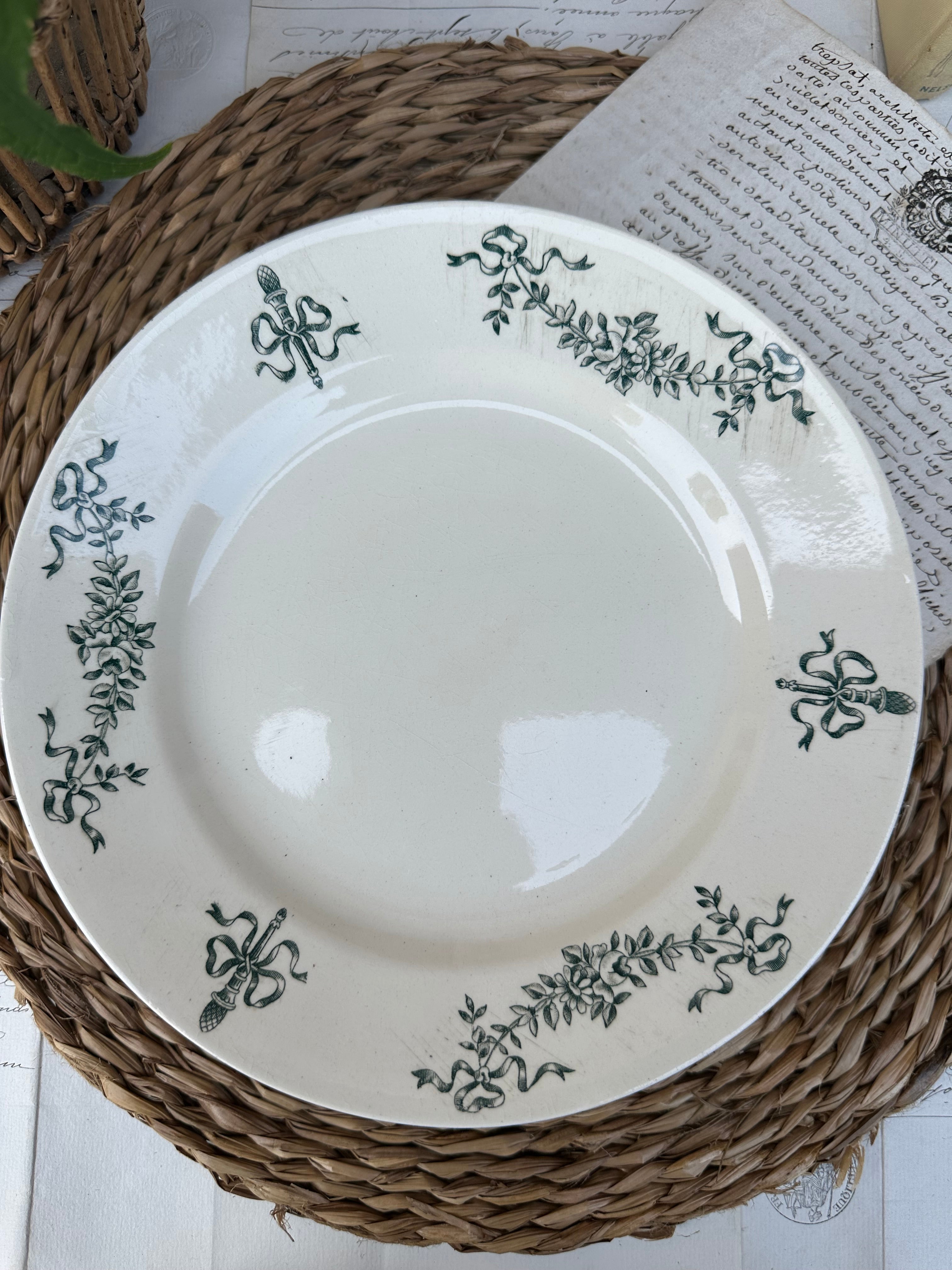 Trois assiettes plates Longchamp modèle Sapho