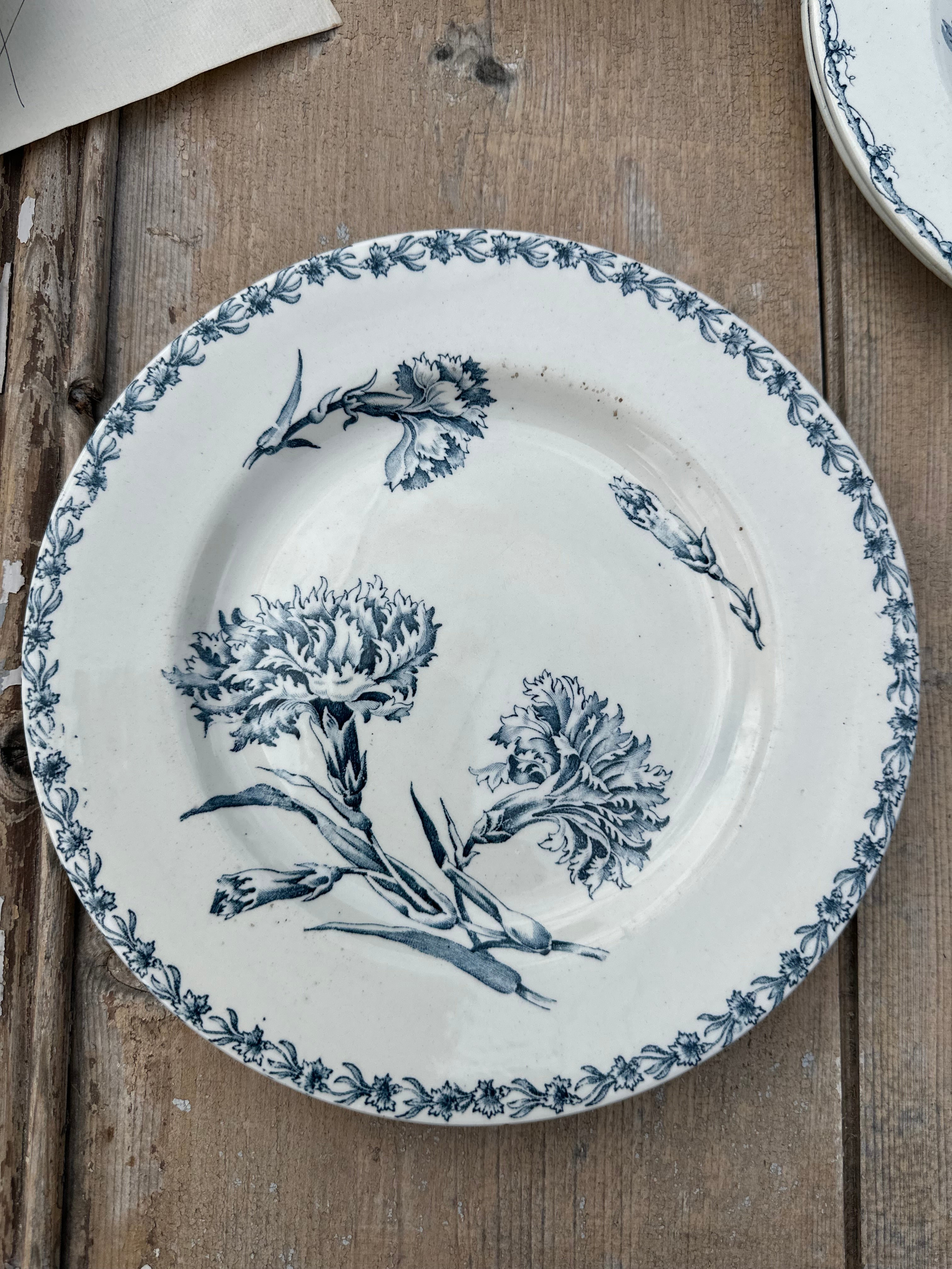 I. Set of 8 assorted dinner plates