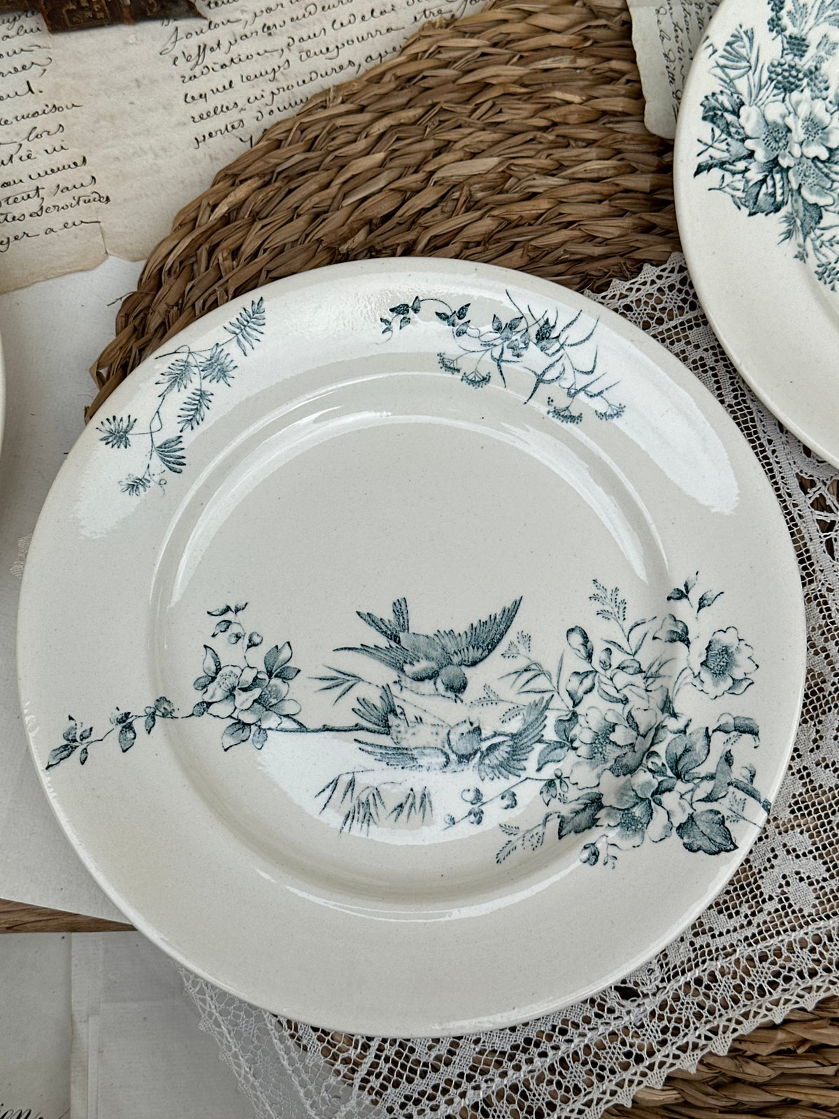 C. Suite de 5 assiettes à dessert Longwy modèle Mignon