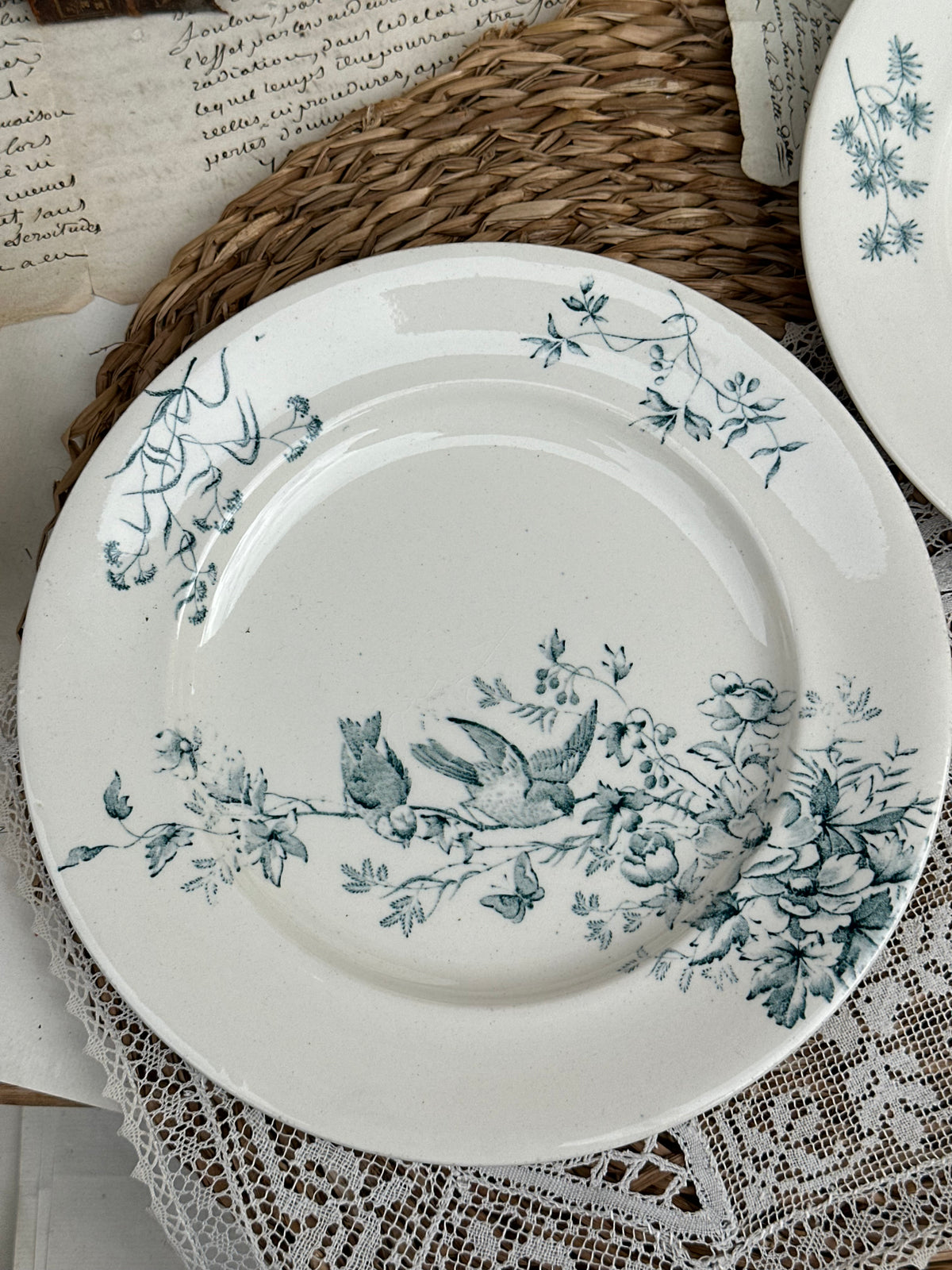 B. Suite de 5 assiettes à dessert Longwy modèle Mignon