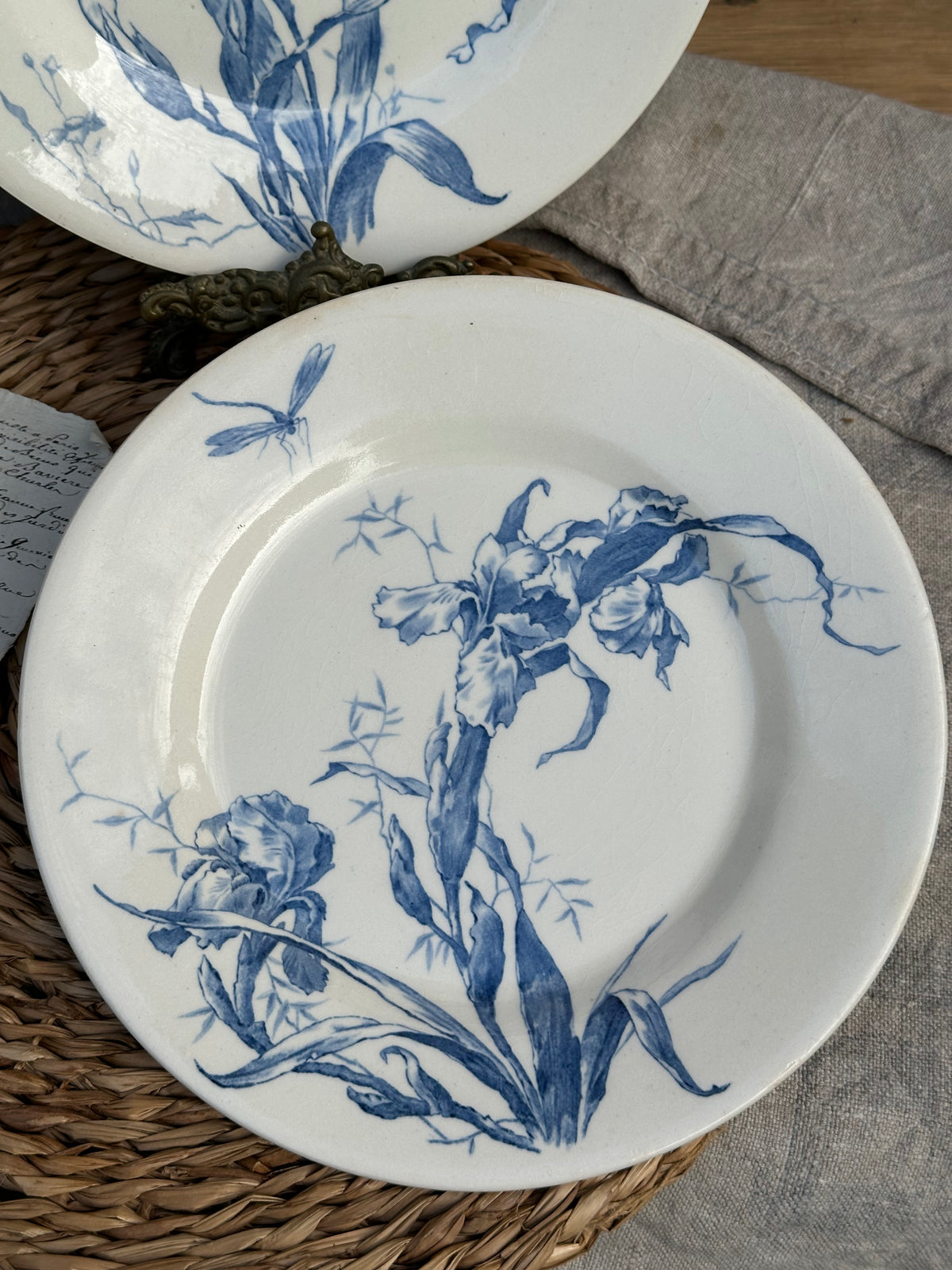 I. Deux assiettes plates Gien modèle Iris