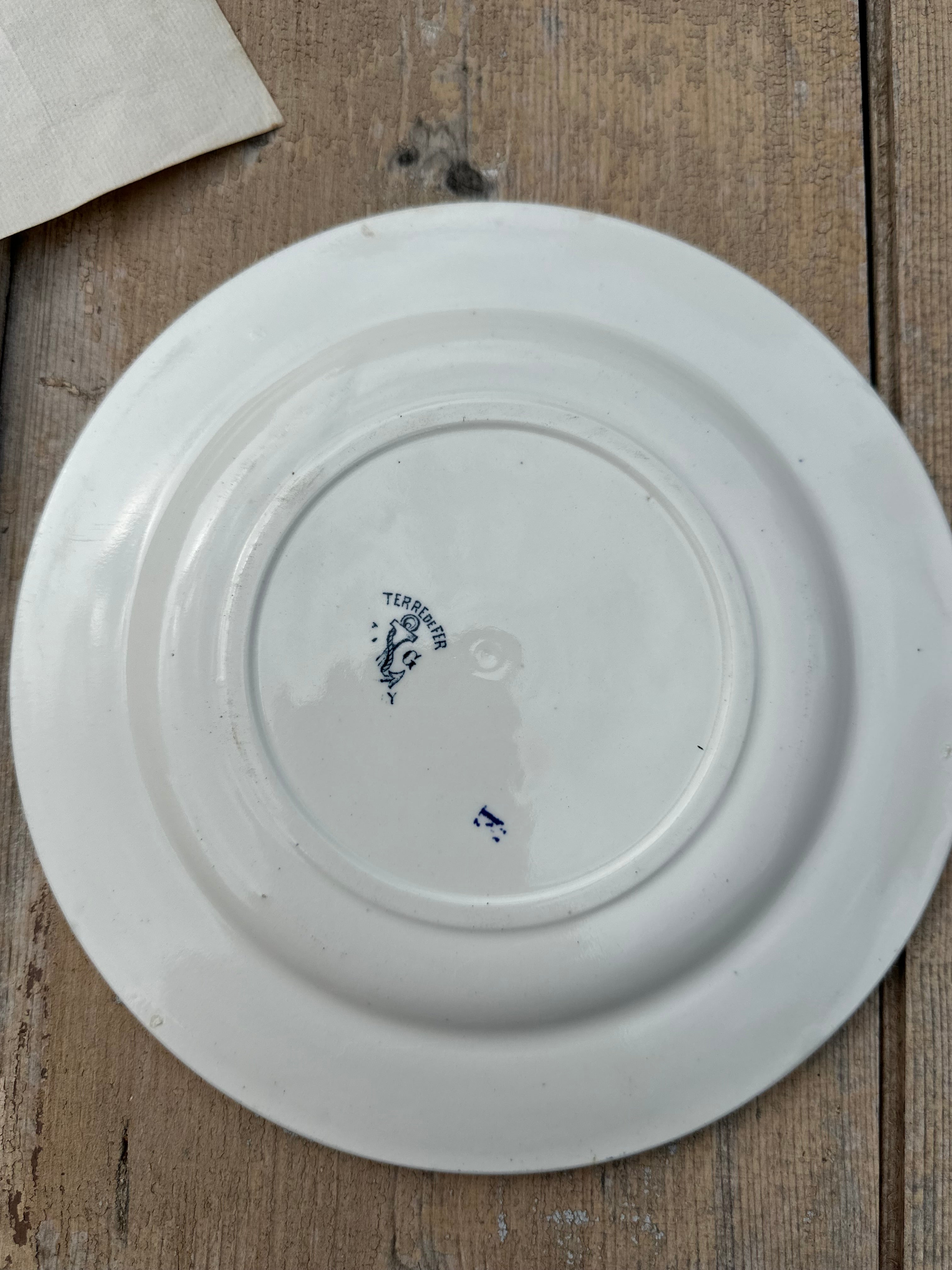 I. Set of 8 assorted dinner plates