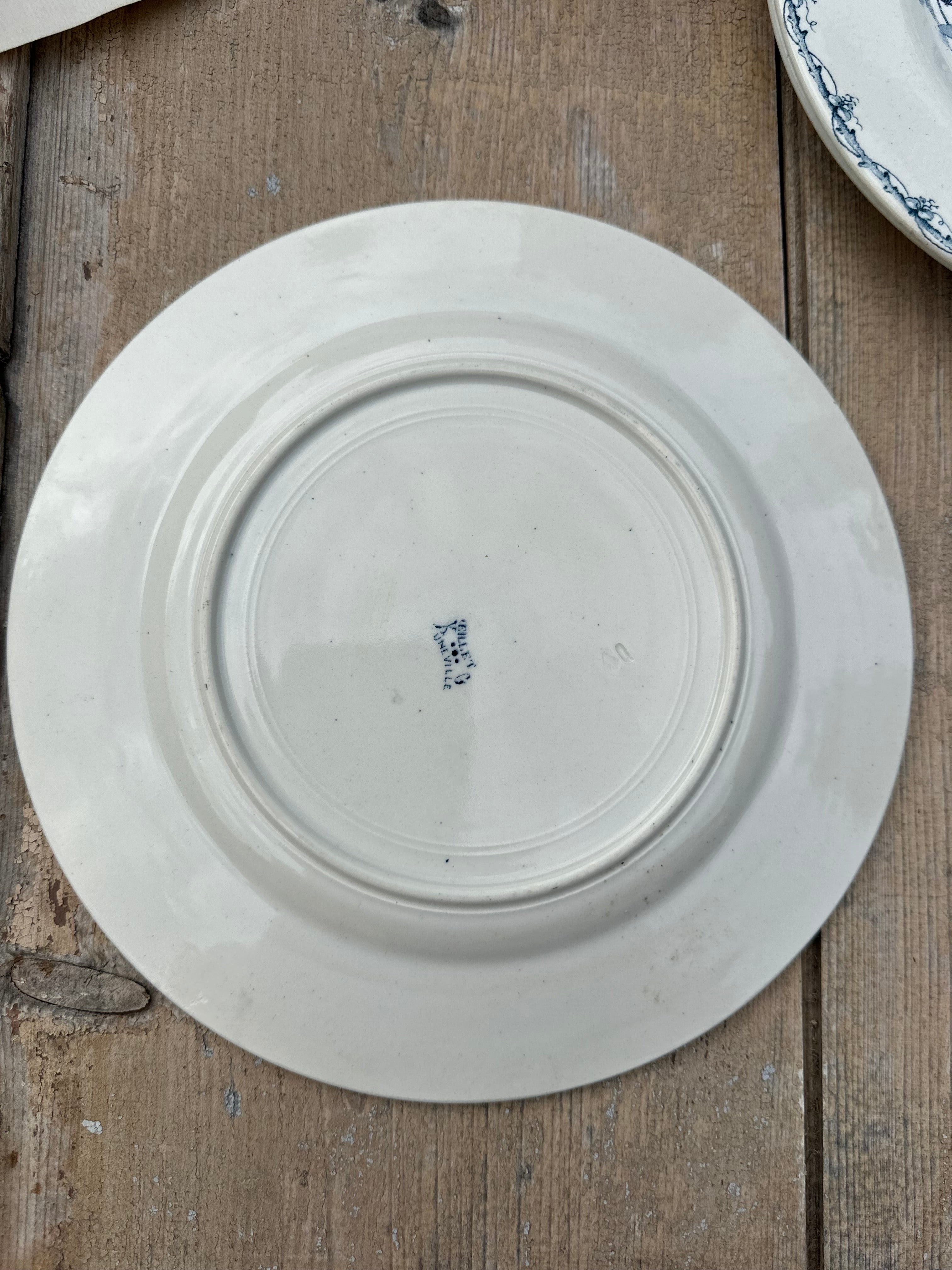 I. Set of 8 assorted dinner plates