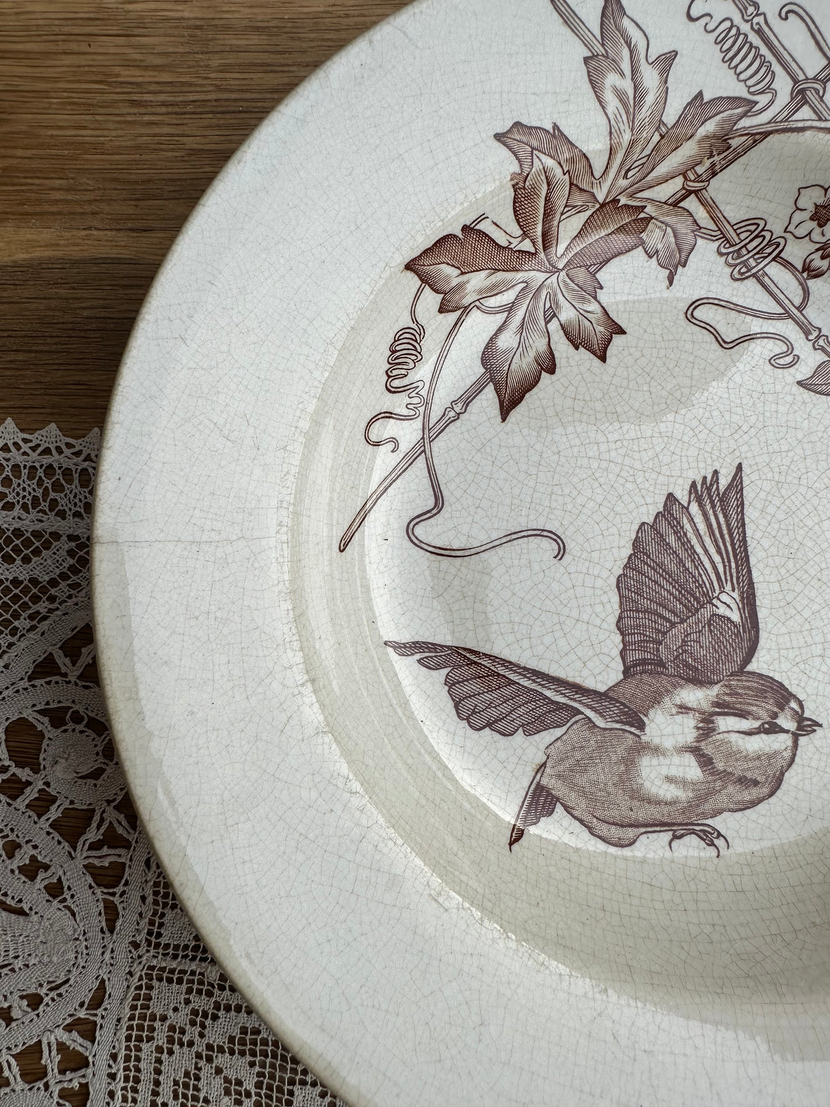 Quatre assiettes dépareillées marrons