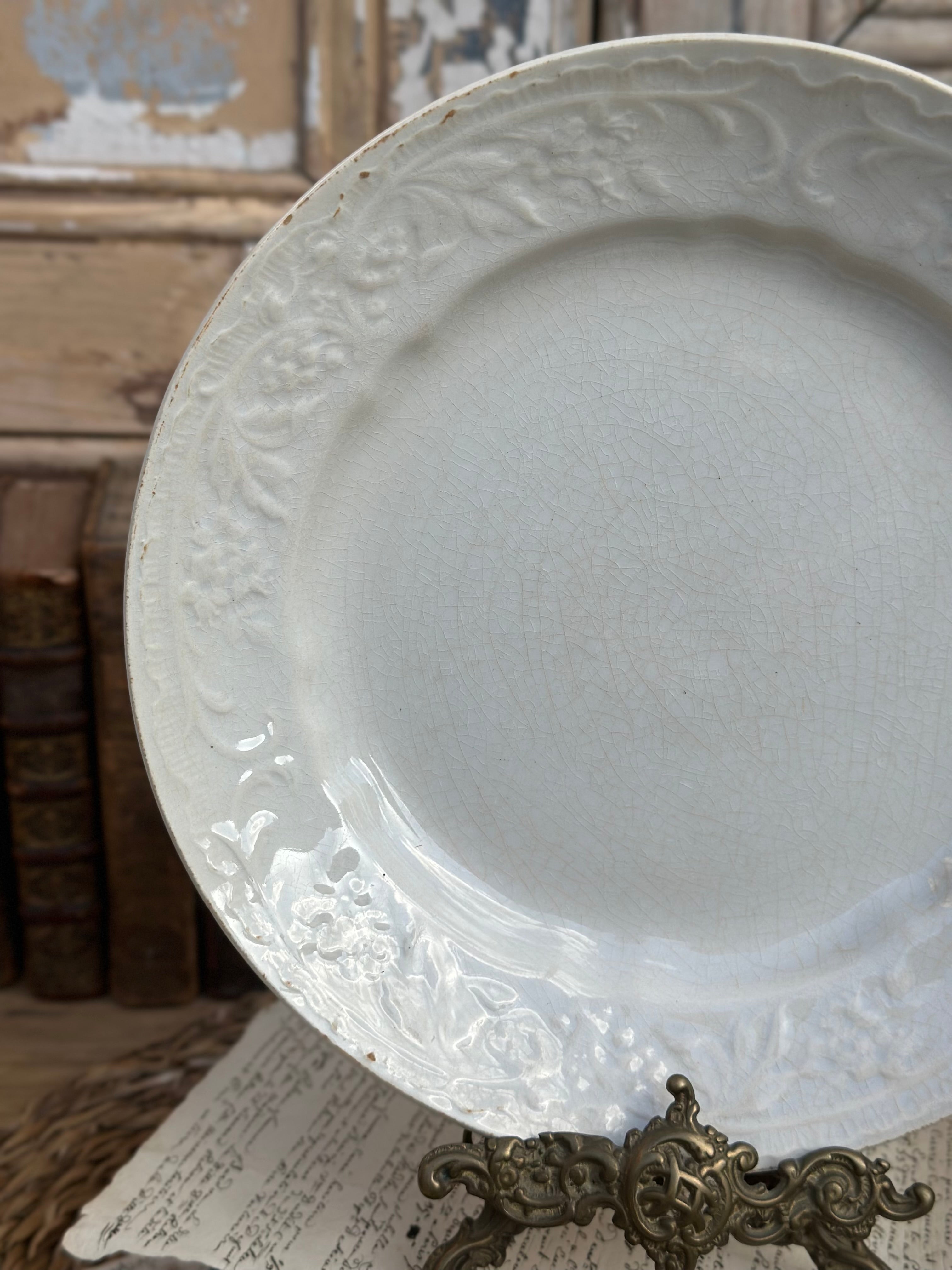 II. Assiette à relief Au Planteur de Caïffa (probablement Sarreguemines)