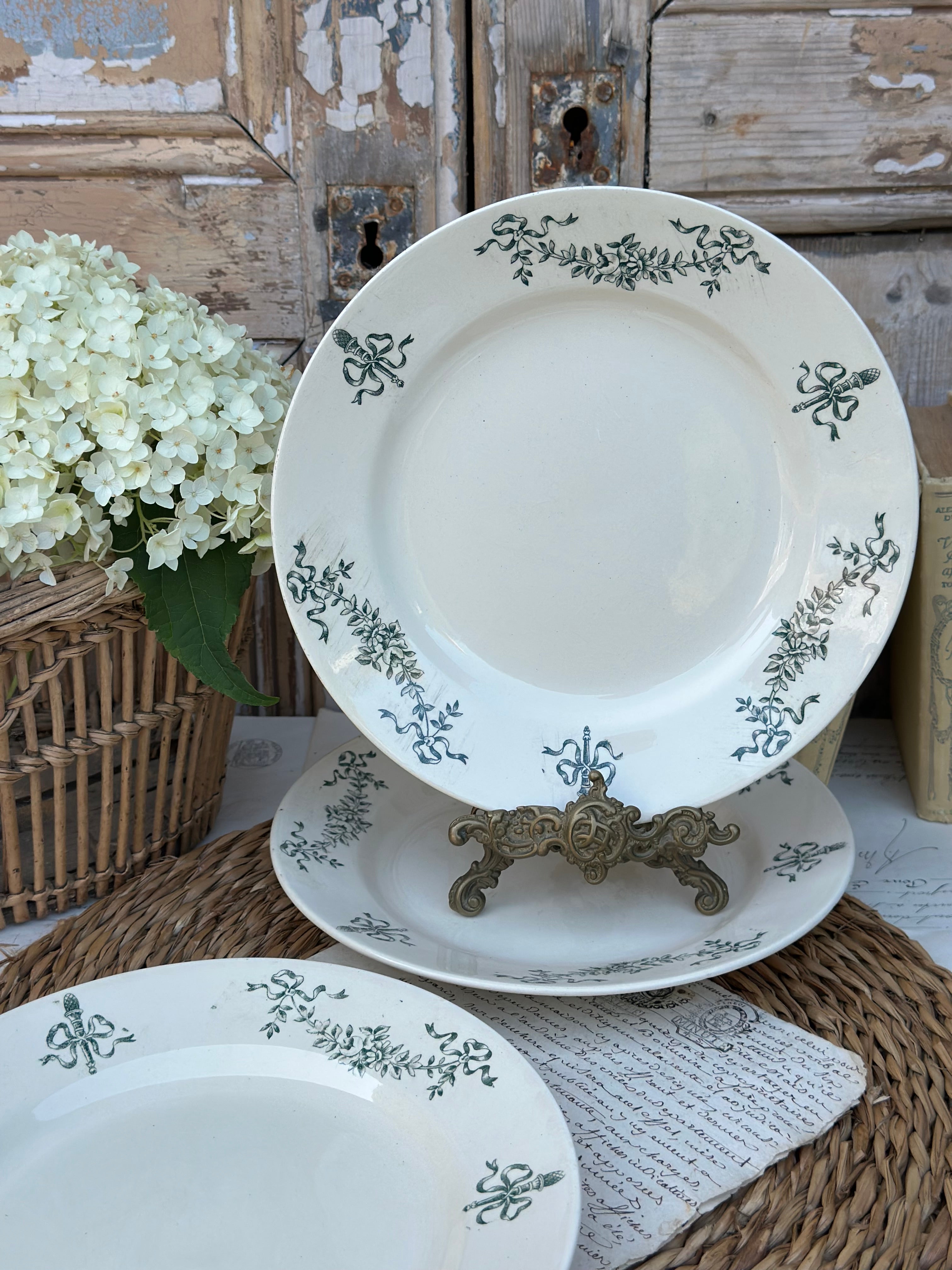 Trois assiettes plates Longchamp modèle Sapho