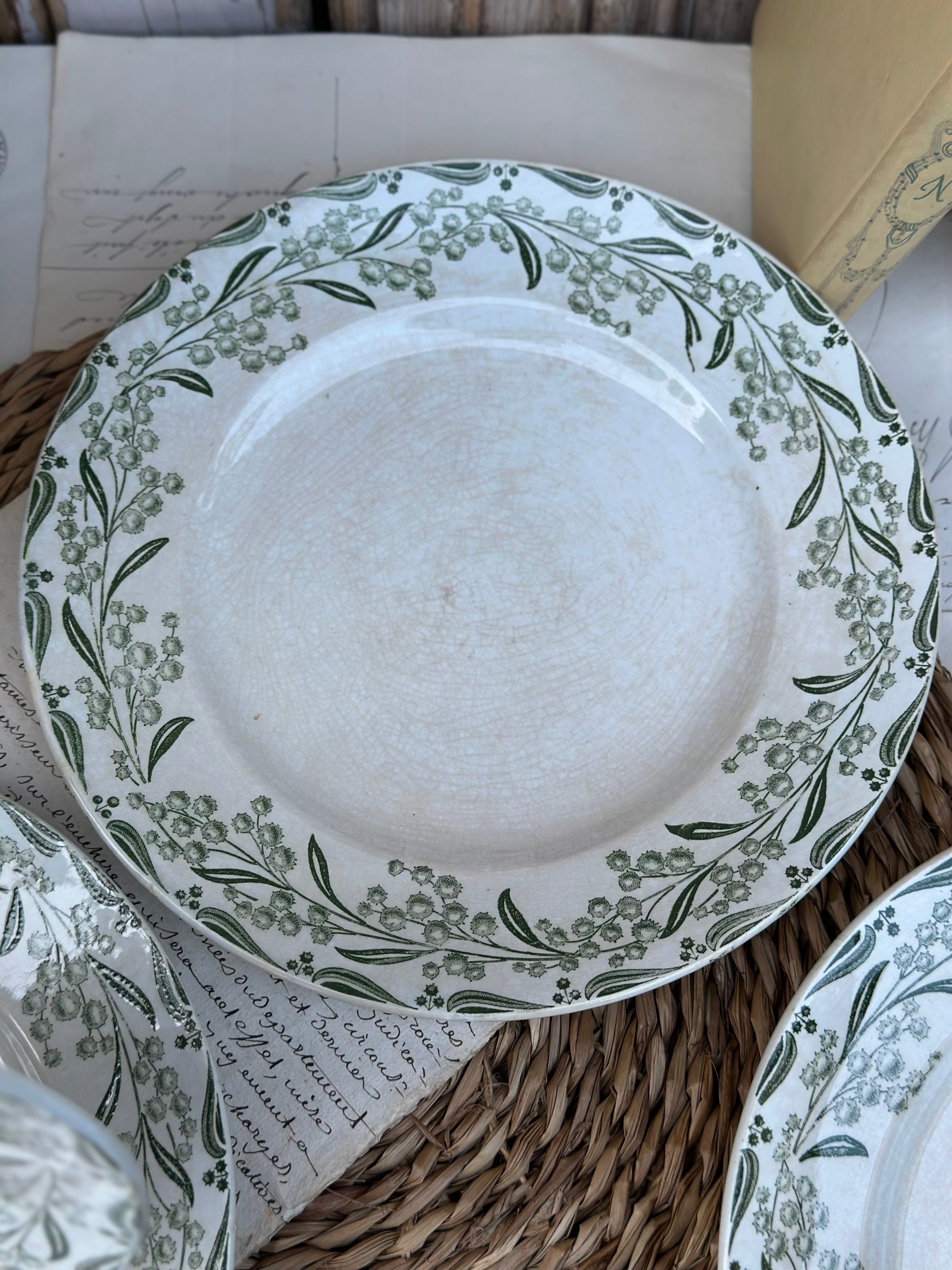 Série de 3 assiettes plates St. Amand modèle Mimosa, patinées