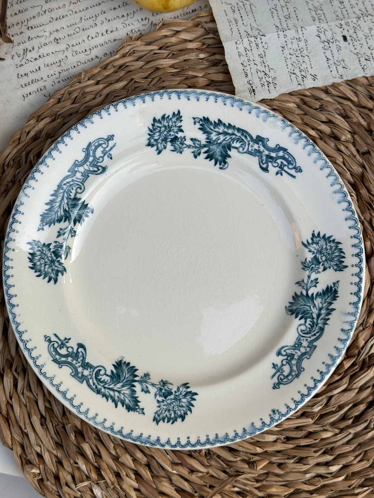 B. Suite de 6 assiettes à dessert dépareillées