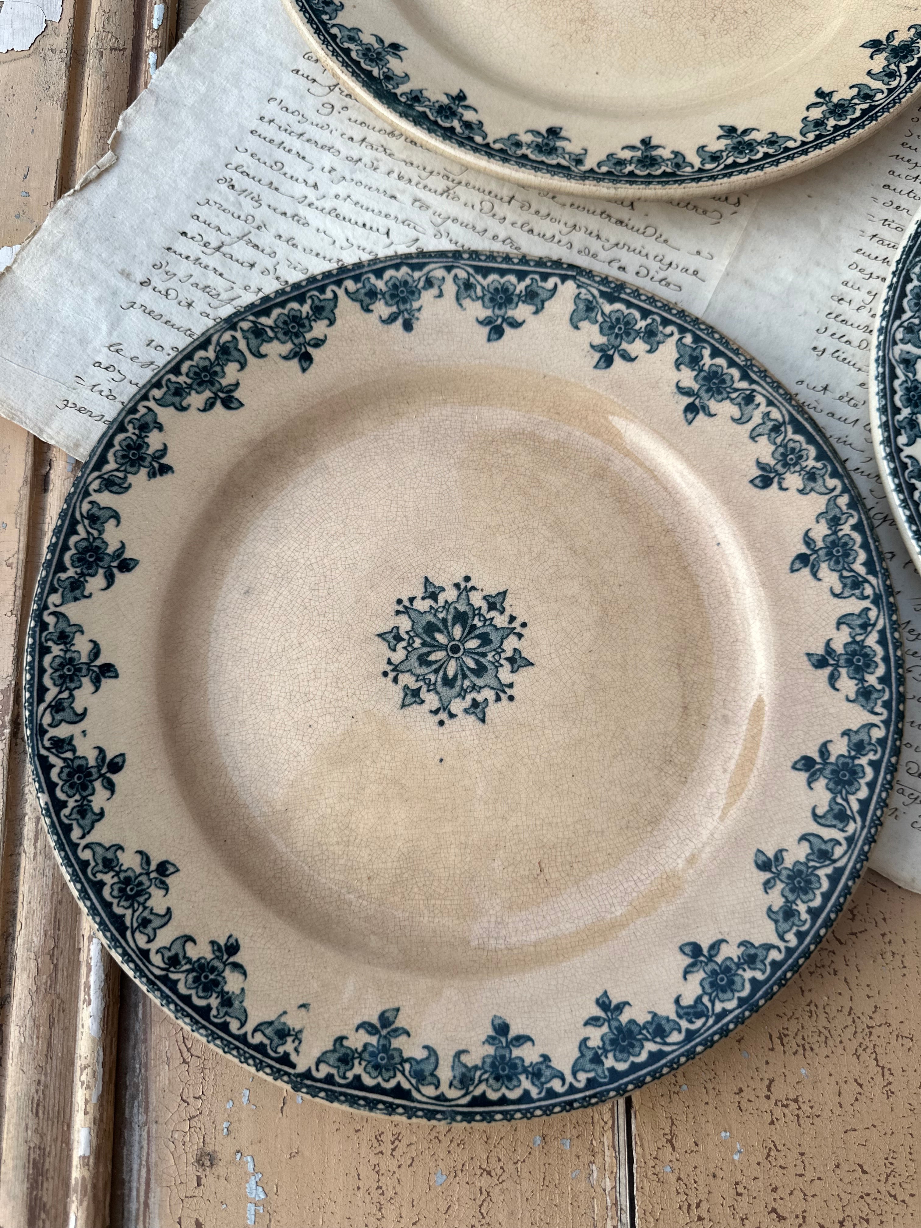 Lot de 3 assiettes plates patinées Choisy le Roi modèle modèle Gagny