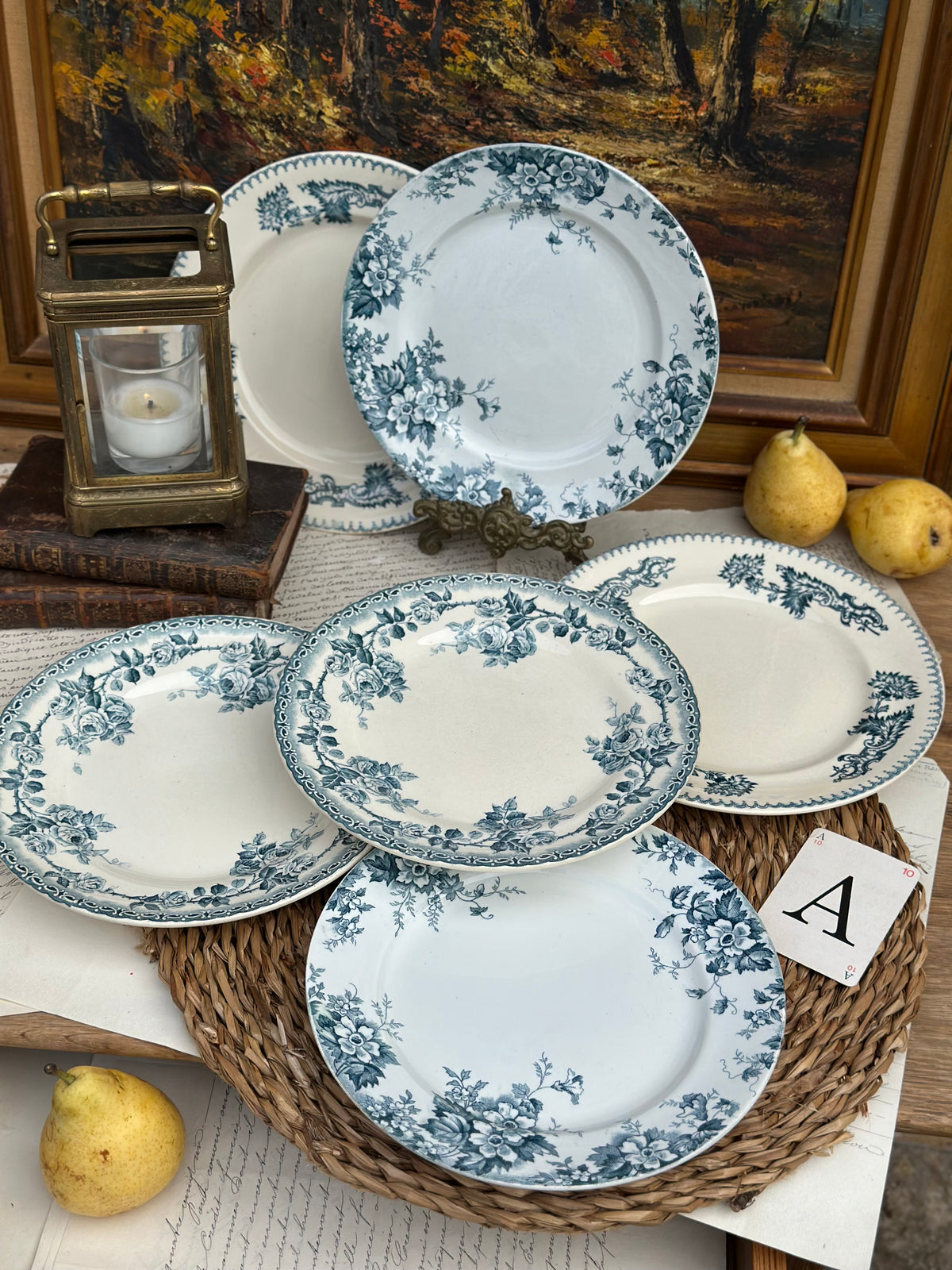 A. Suite de 6 assiettes à dessert dépareillées