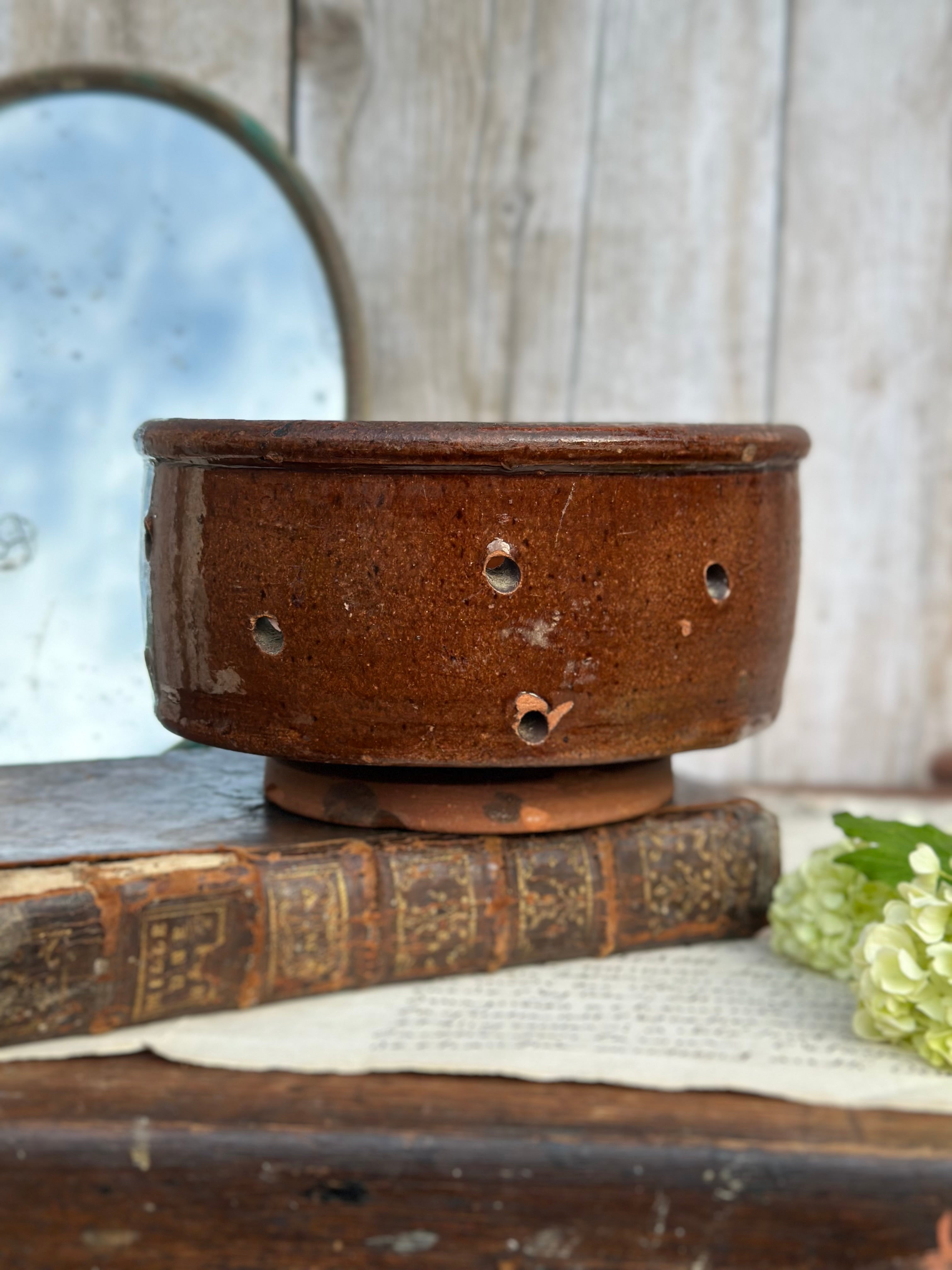 Faisselle ancienne vernissé sur pied