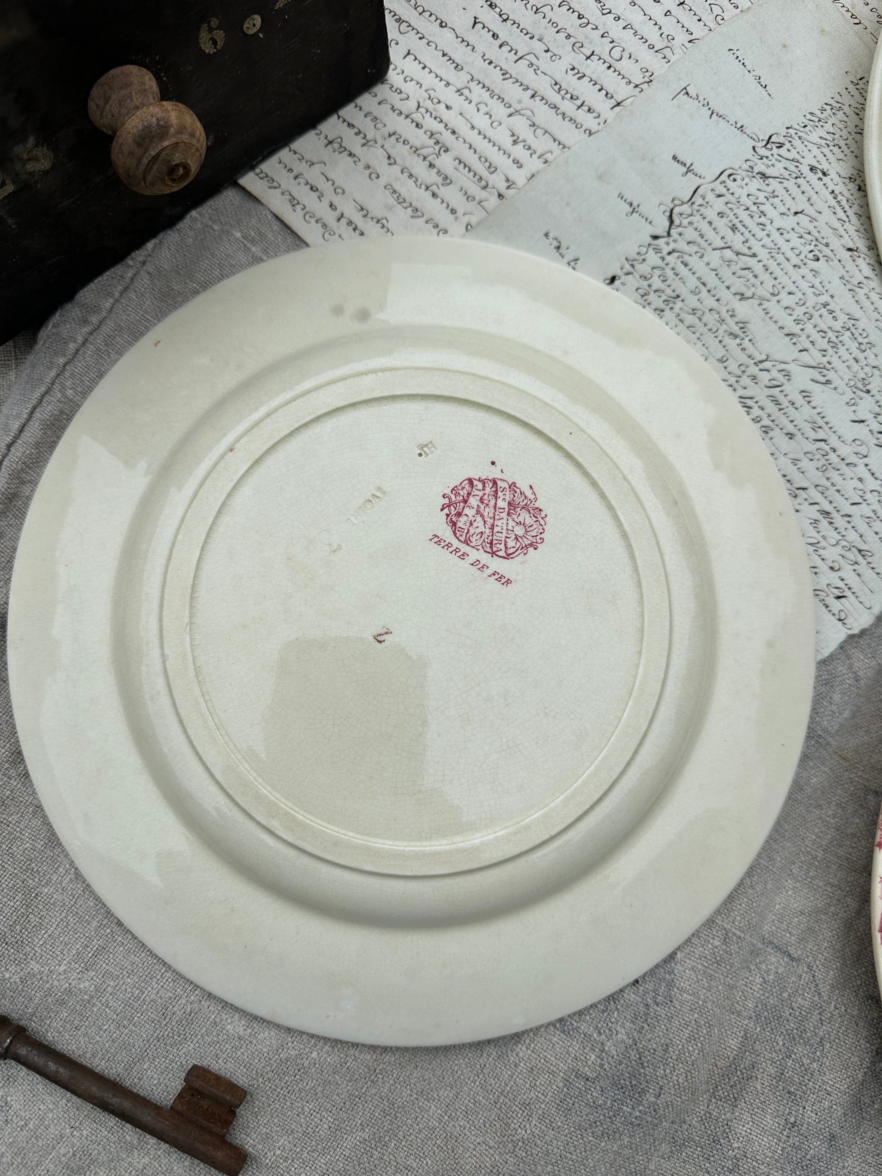 II. Suite de 6 assiettes plates dépareillées