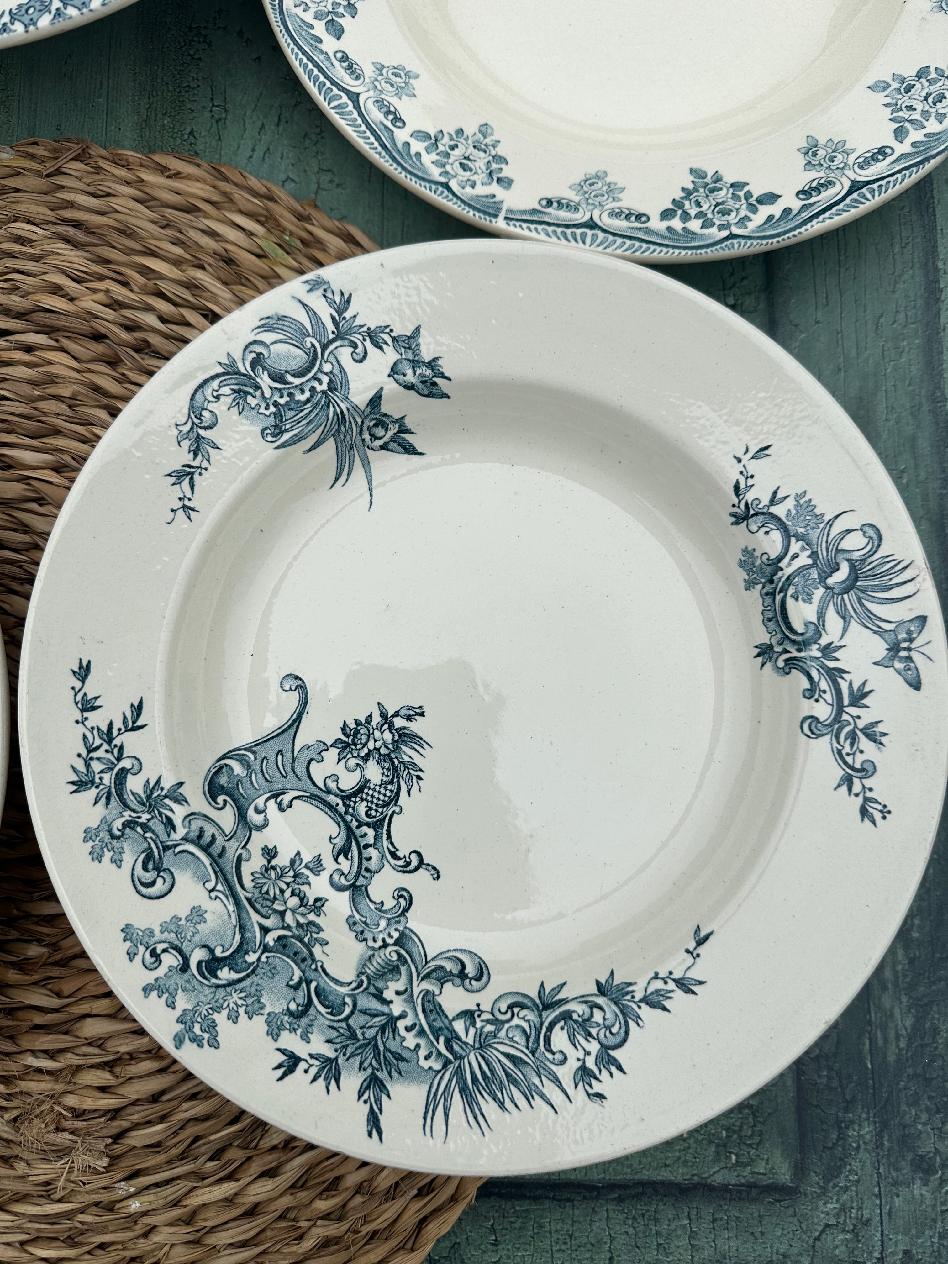 III. Suite de 6 assiettes creuses terre de fer dépareillées