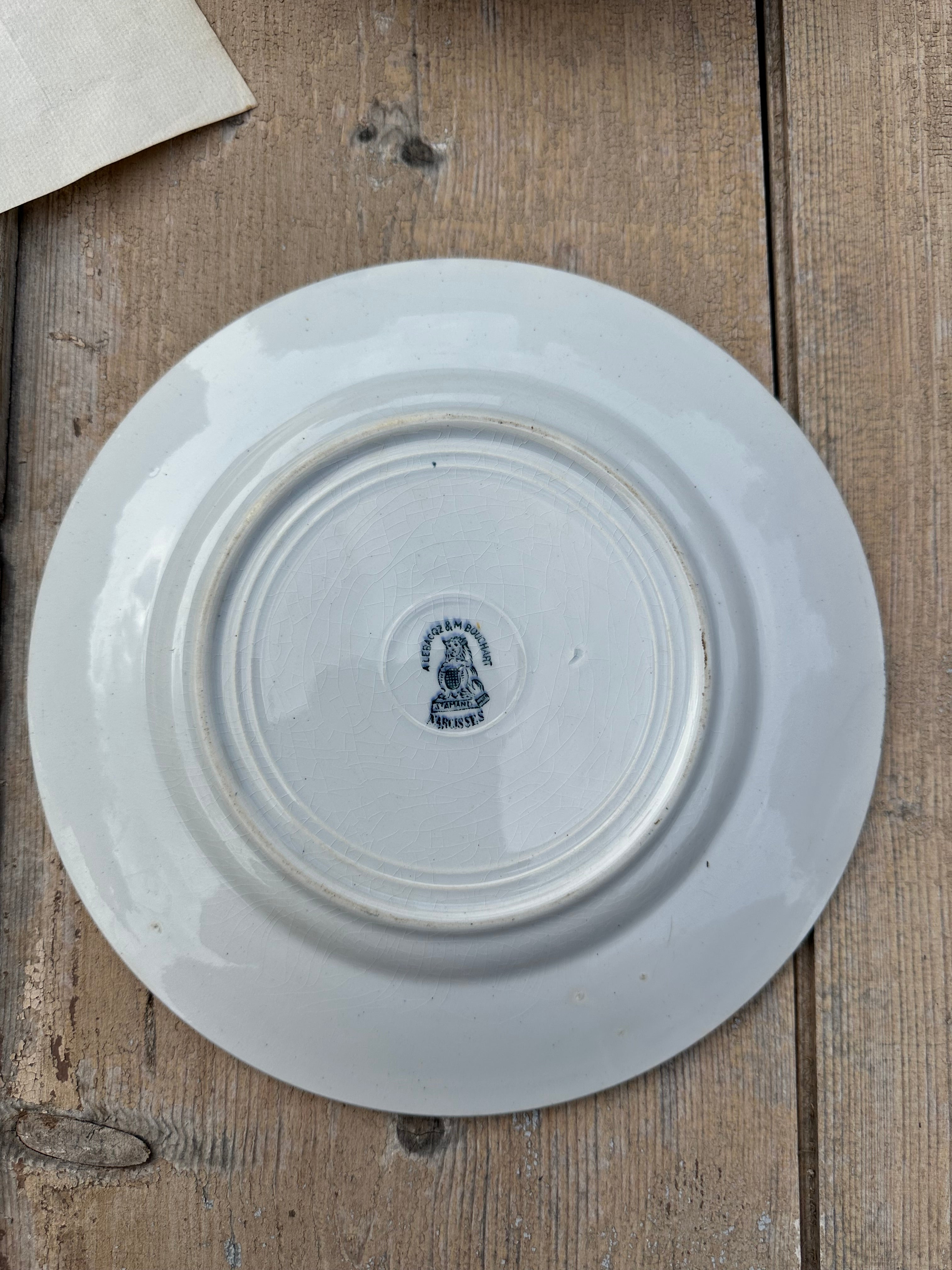 I. Set of 8 assorted dinner plates
