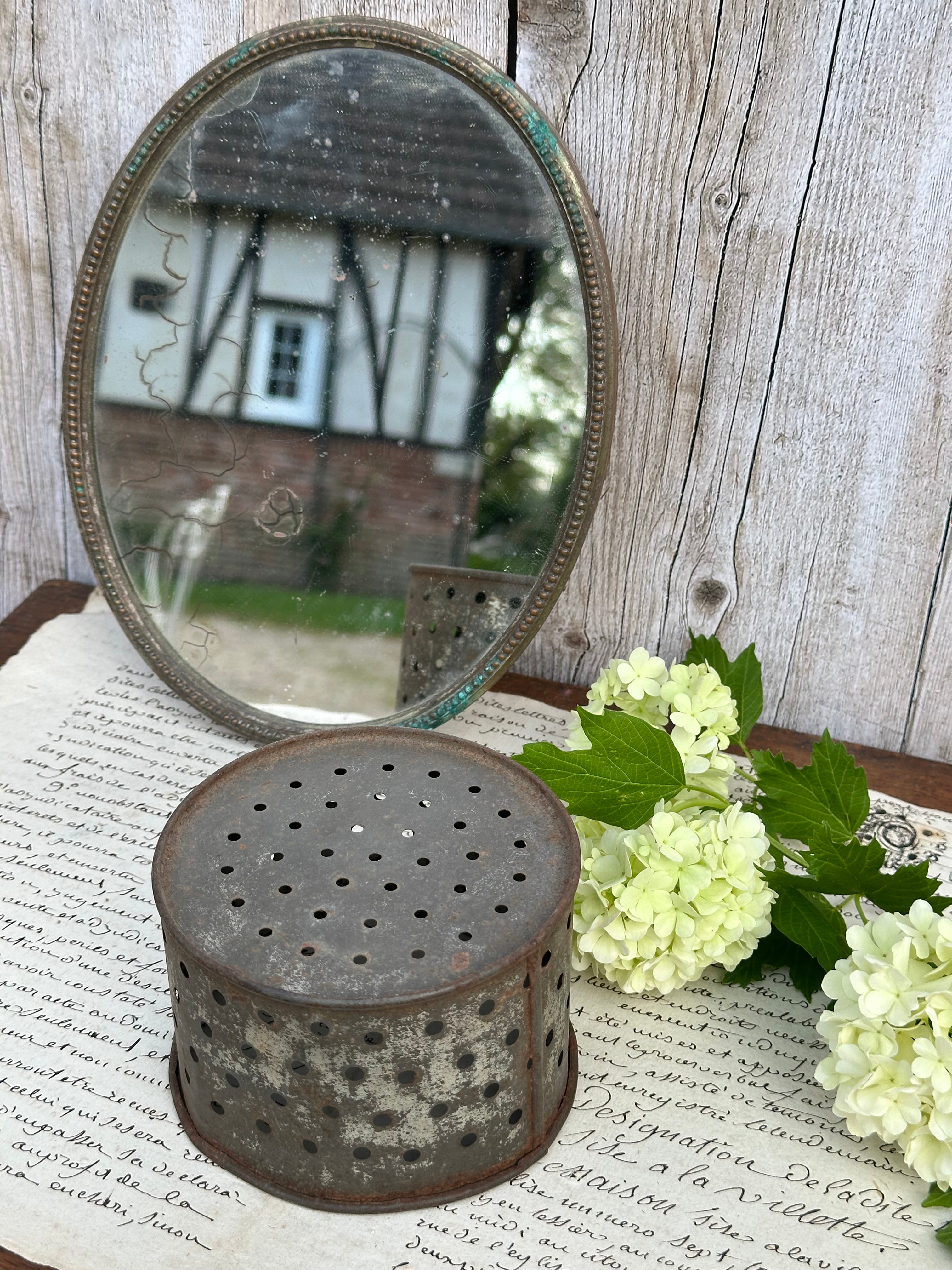 Faisselle ancienne en métal