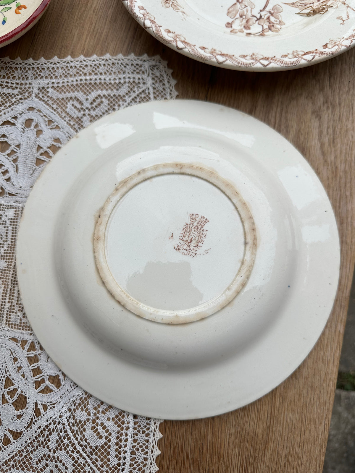 Quatre assiettes dépareillées marrons