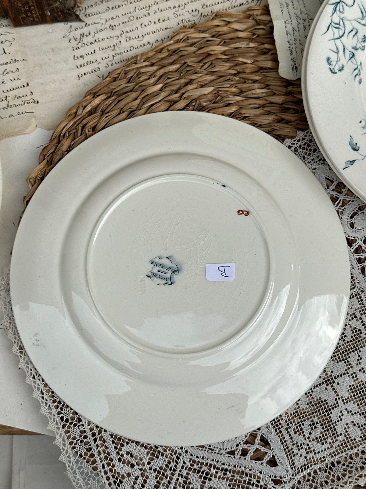 B. Suite de 5 assiettes à dessert Longwy modèle Mignon