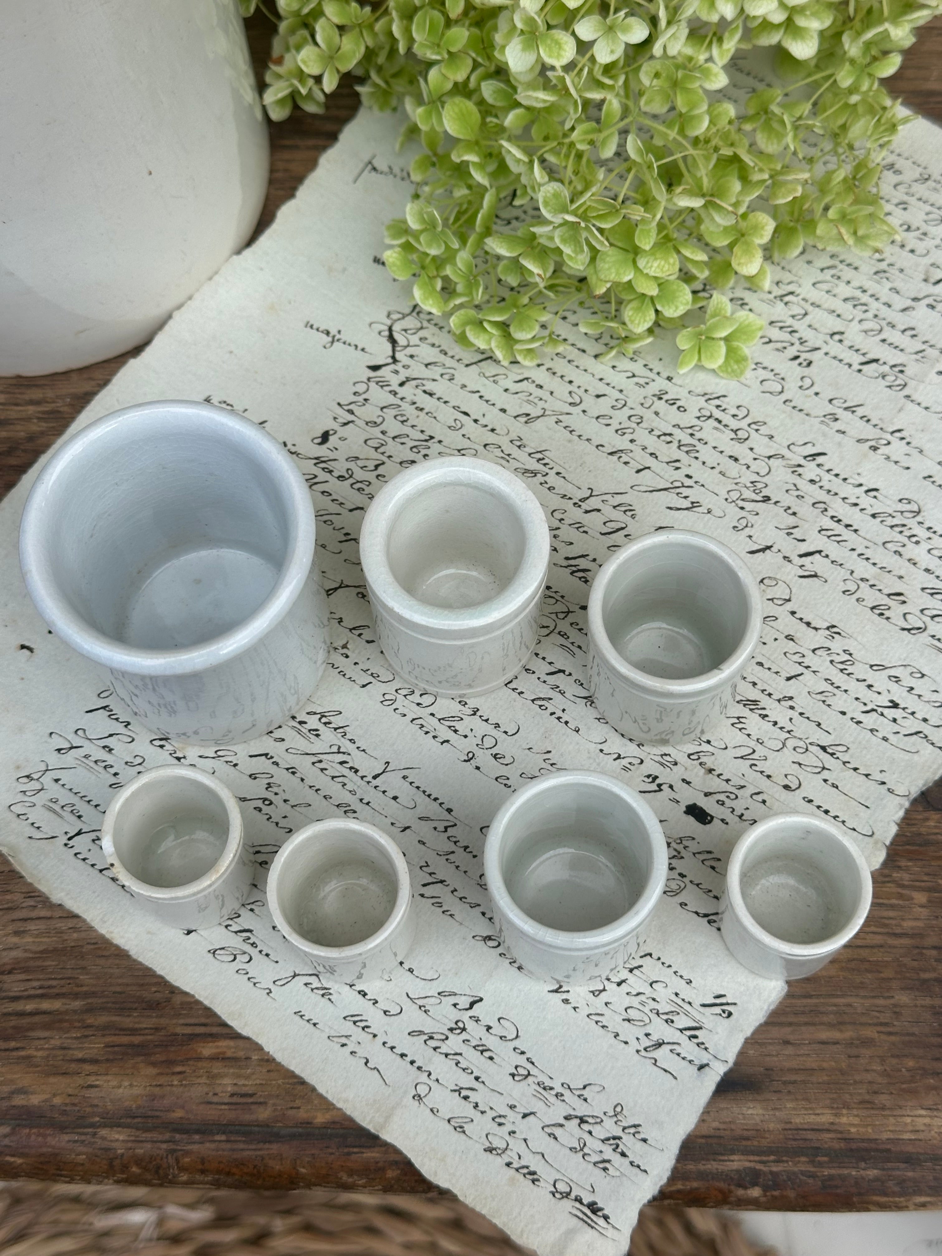 Ensemble de 7 mini pots d'apothicaire
