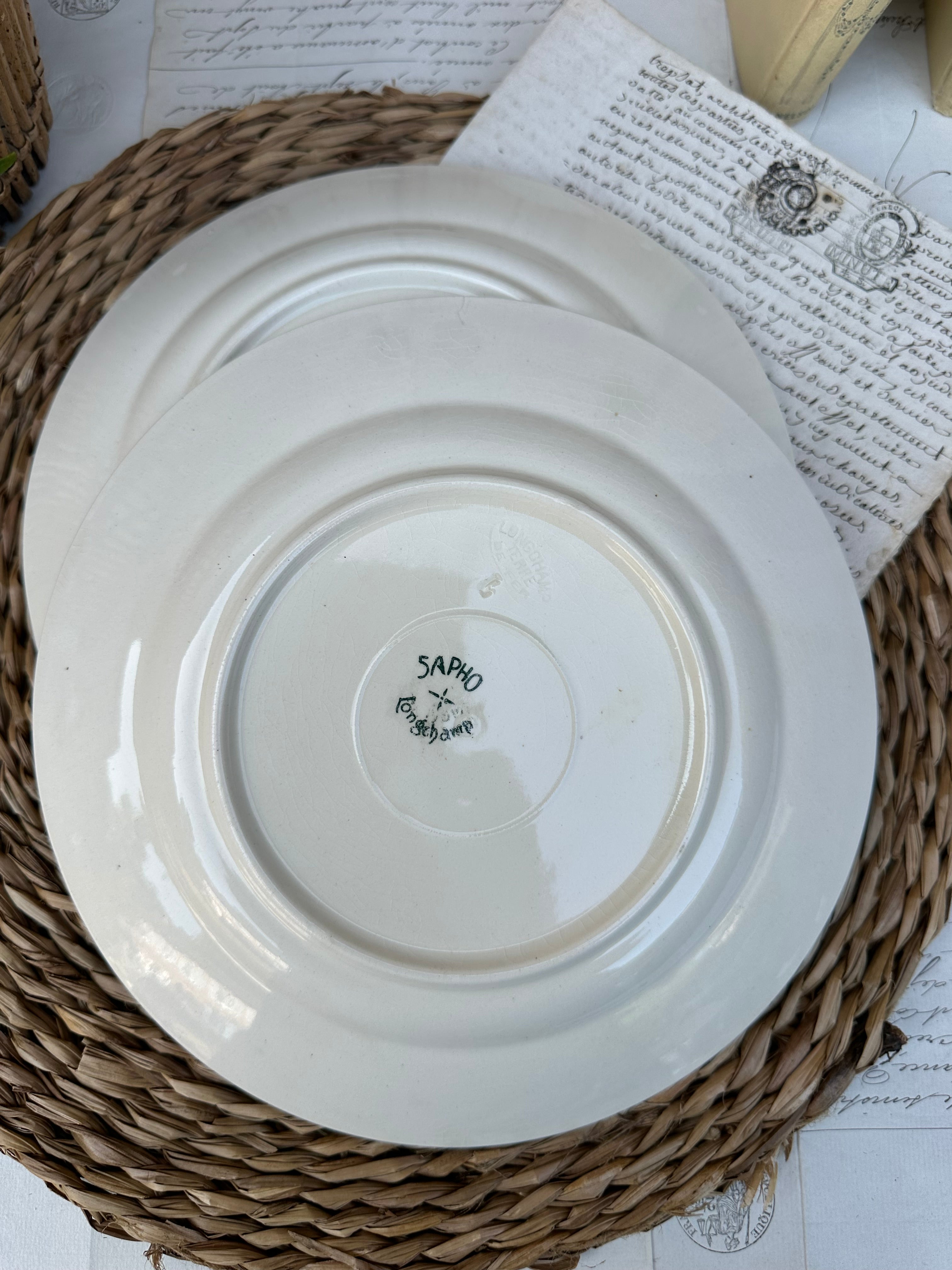 Trois assiettes plates Longchamp modèle Sapho